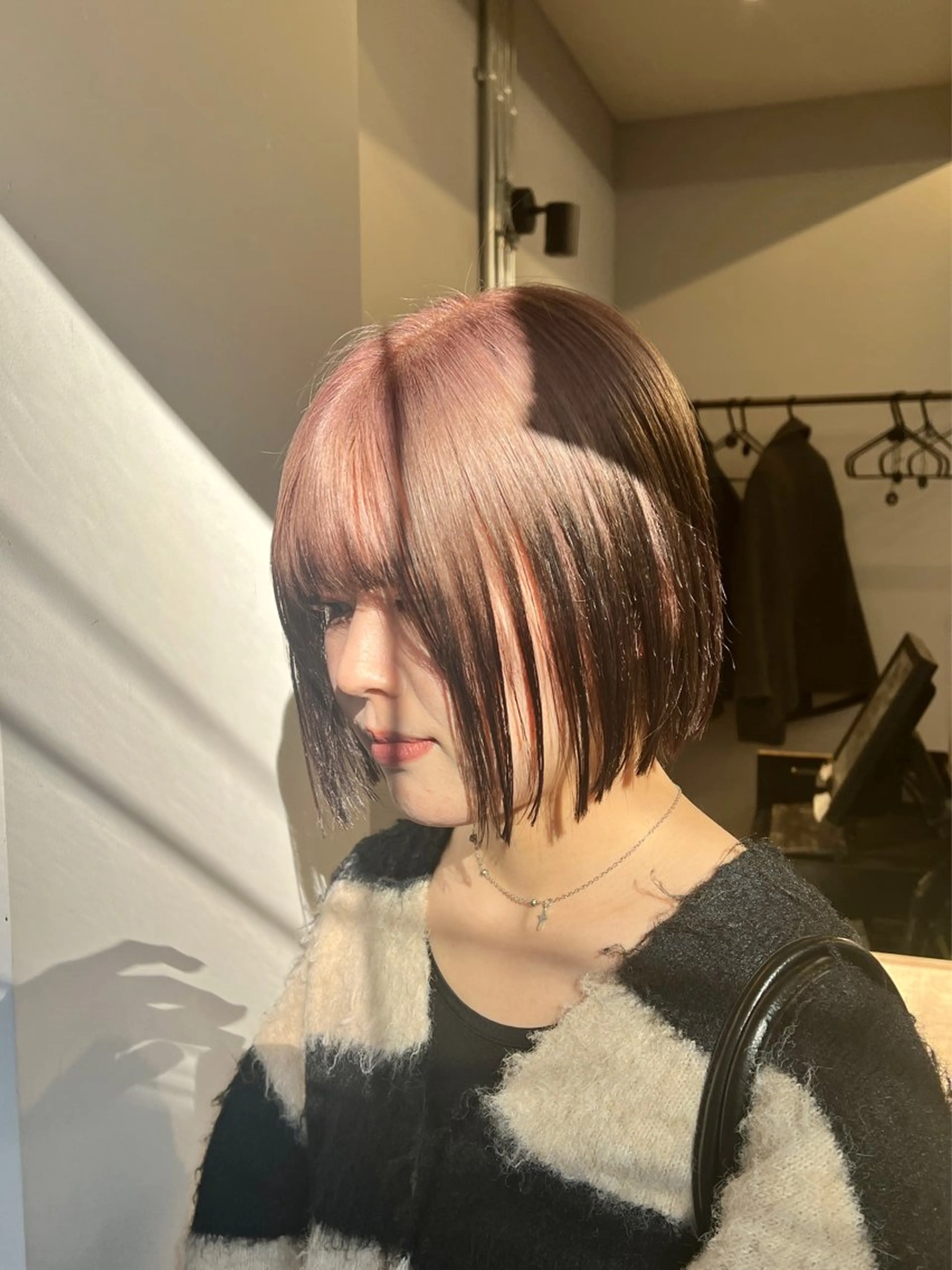 ショート カラー ベージュカラー ブリーチ ブラウンカラー ピンクカラー ピンクベージュ SALOWIN柏Suite所属・ブリーチ毛の縮毛矯正 ハイトーン/岡本智樹のヘアスタイル