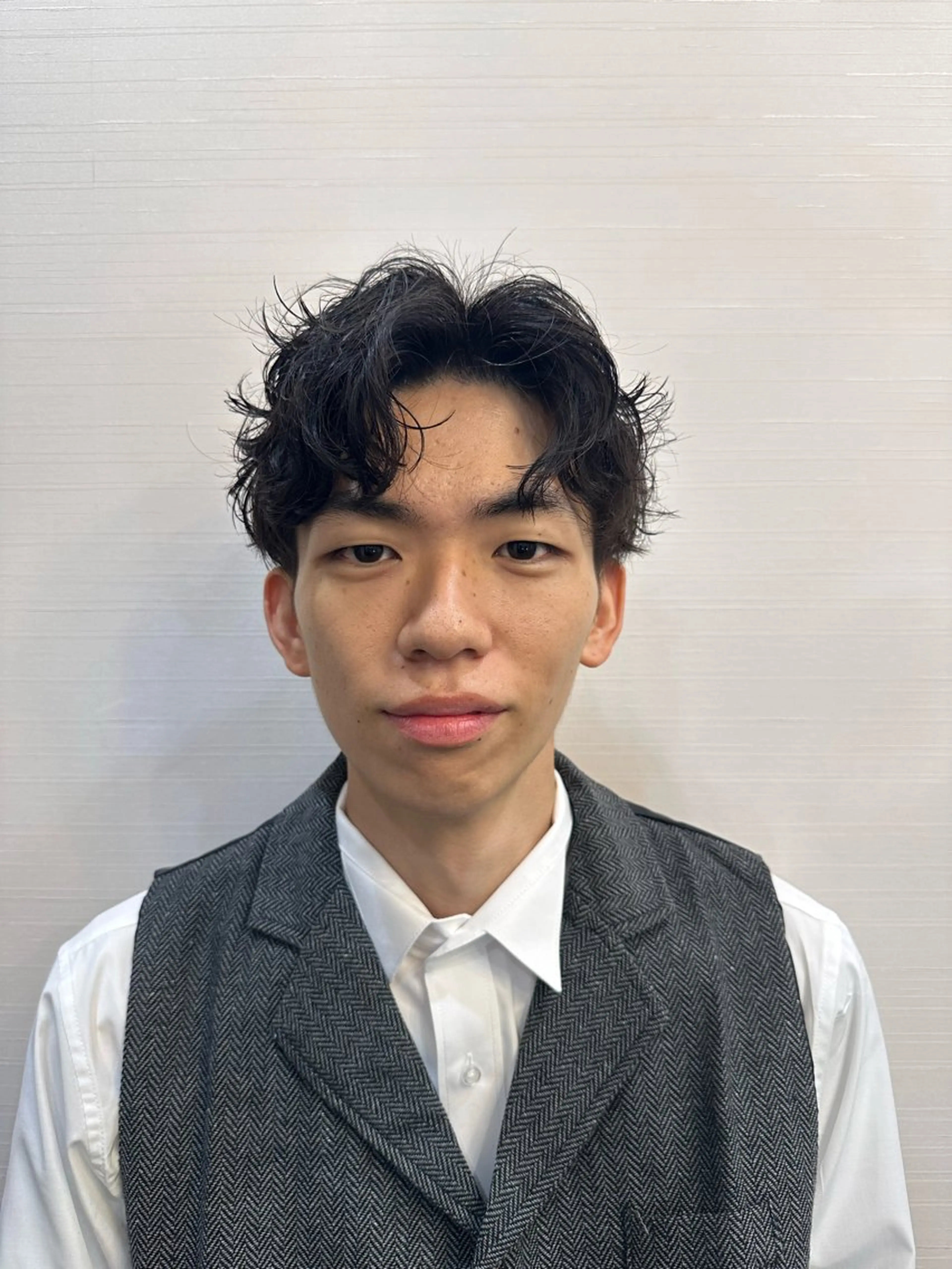 メンズ カット パーマ 齊藤政太 顔周り カット 透明感カラーのヘアスタイル