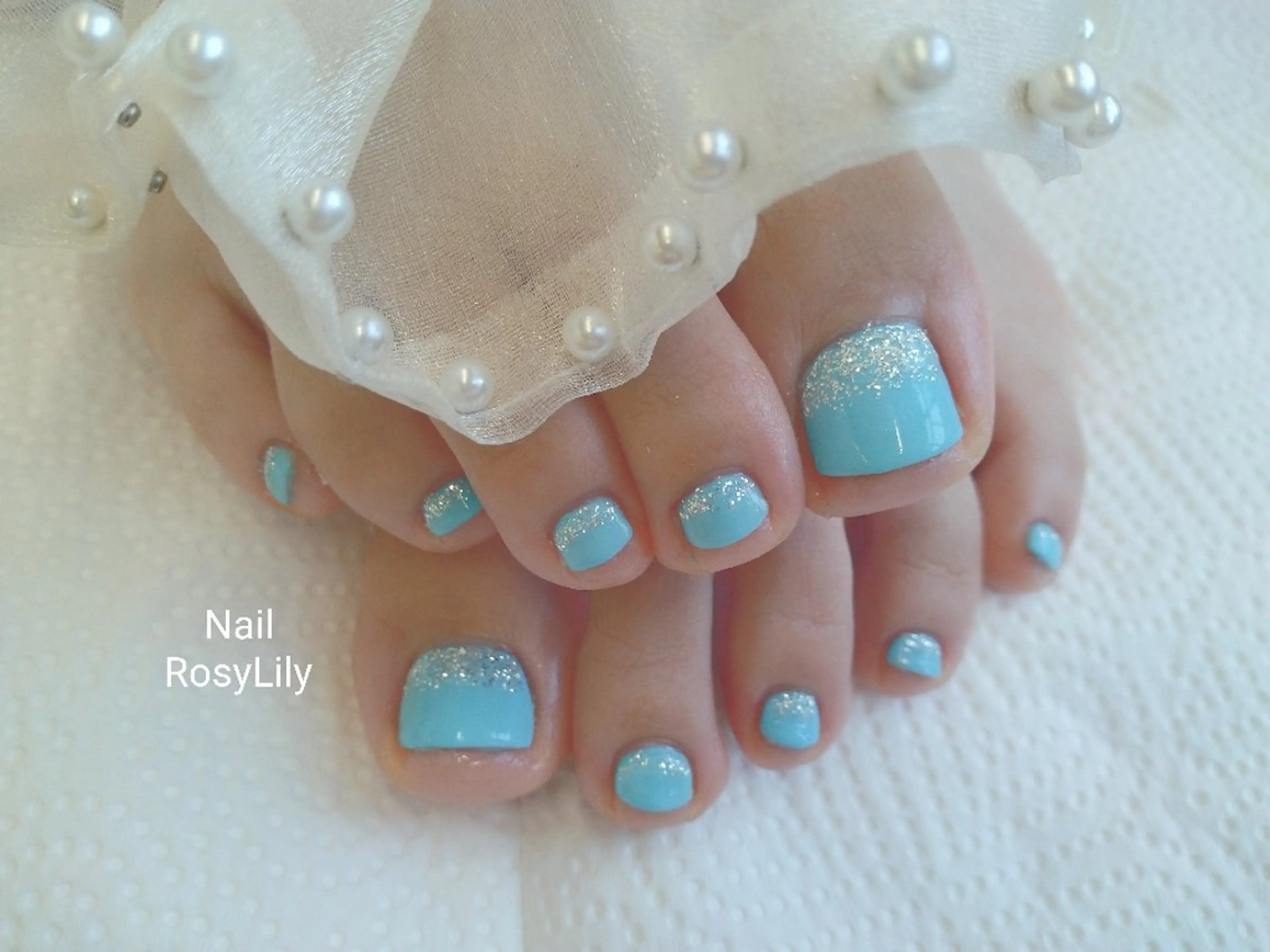 ネイル ブルー フットネイル ラメ(グリッター) ワンカラーネイル シルバー フットネイル プライベートサロン RosyLily所属・プライベートサロン Rosy Lilyのネイルデザイン