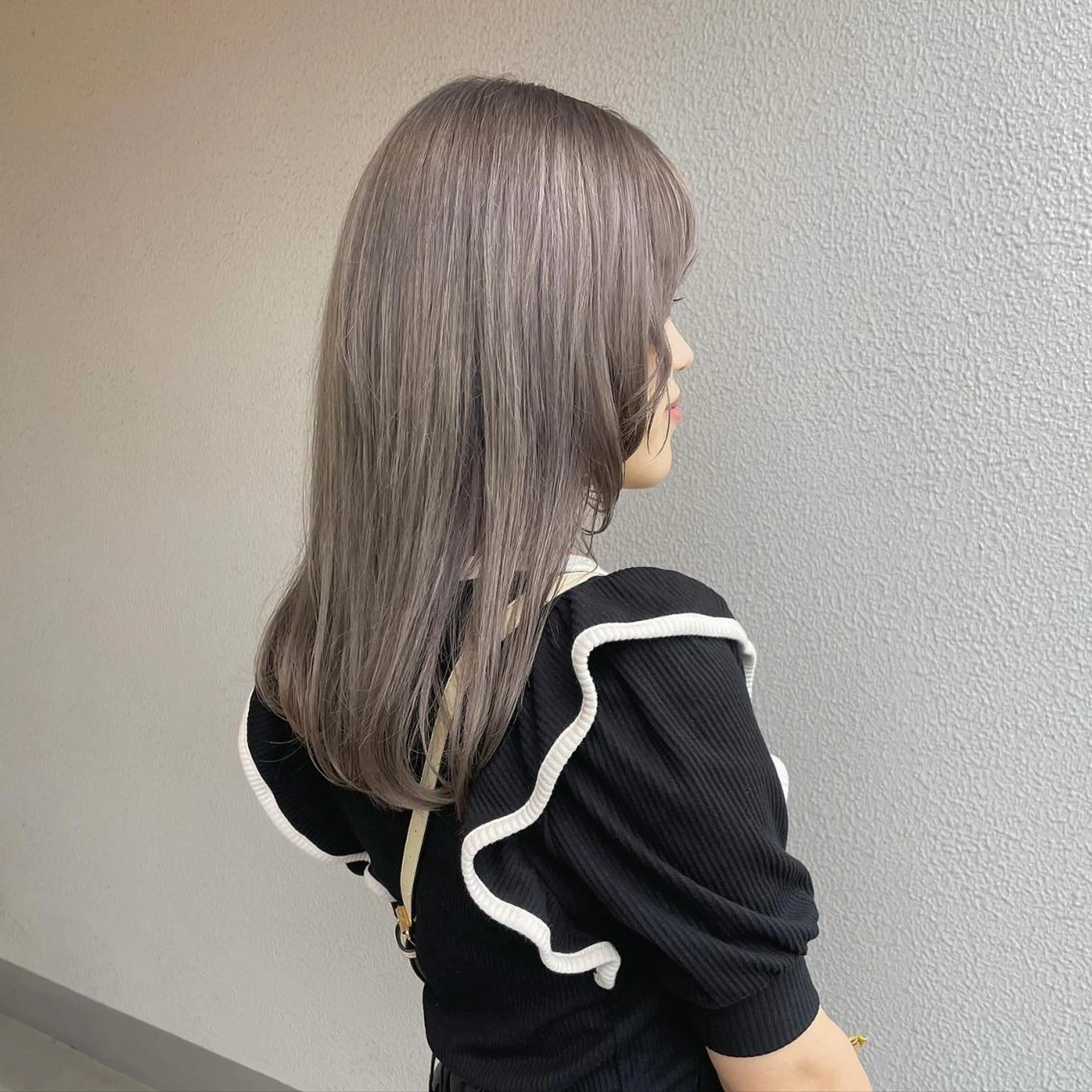 ミディアム カラー パーマ ヘアアレンジ メンズ キッズ ネイル マツエク・マツパ メンズブリーチ メンズハイトーン ブリーチ ハイトーンカラー シルバー 🫧垢抜けヘア🫧 SHIORIのヘアスタイル