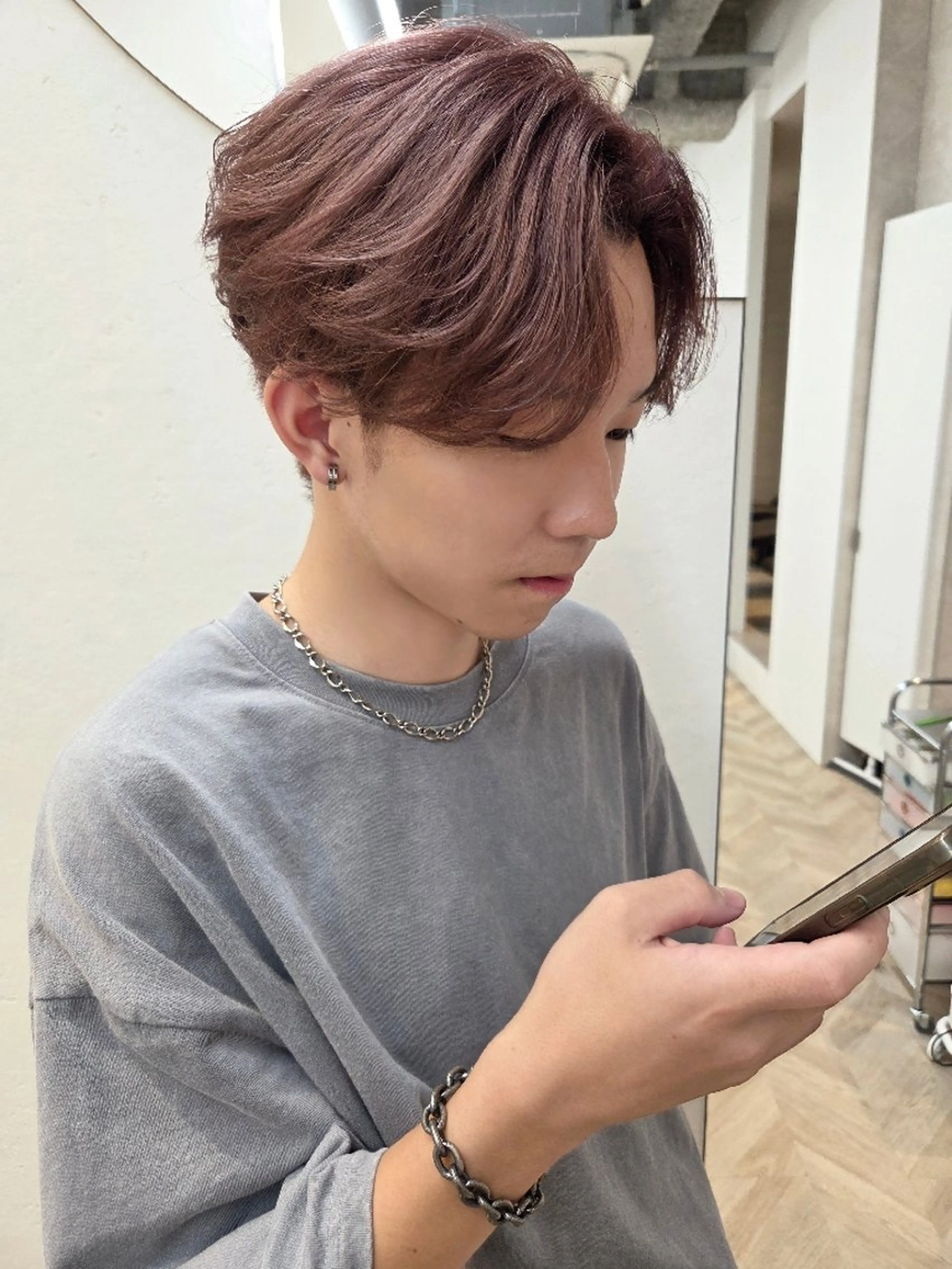 メンズ カラー ベージュカラー ピンクカラー ピンクベージュ ヘアカラー トリートメント メンズ ヘアメイク  ハイトーン キャロのヘアスタイル