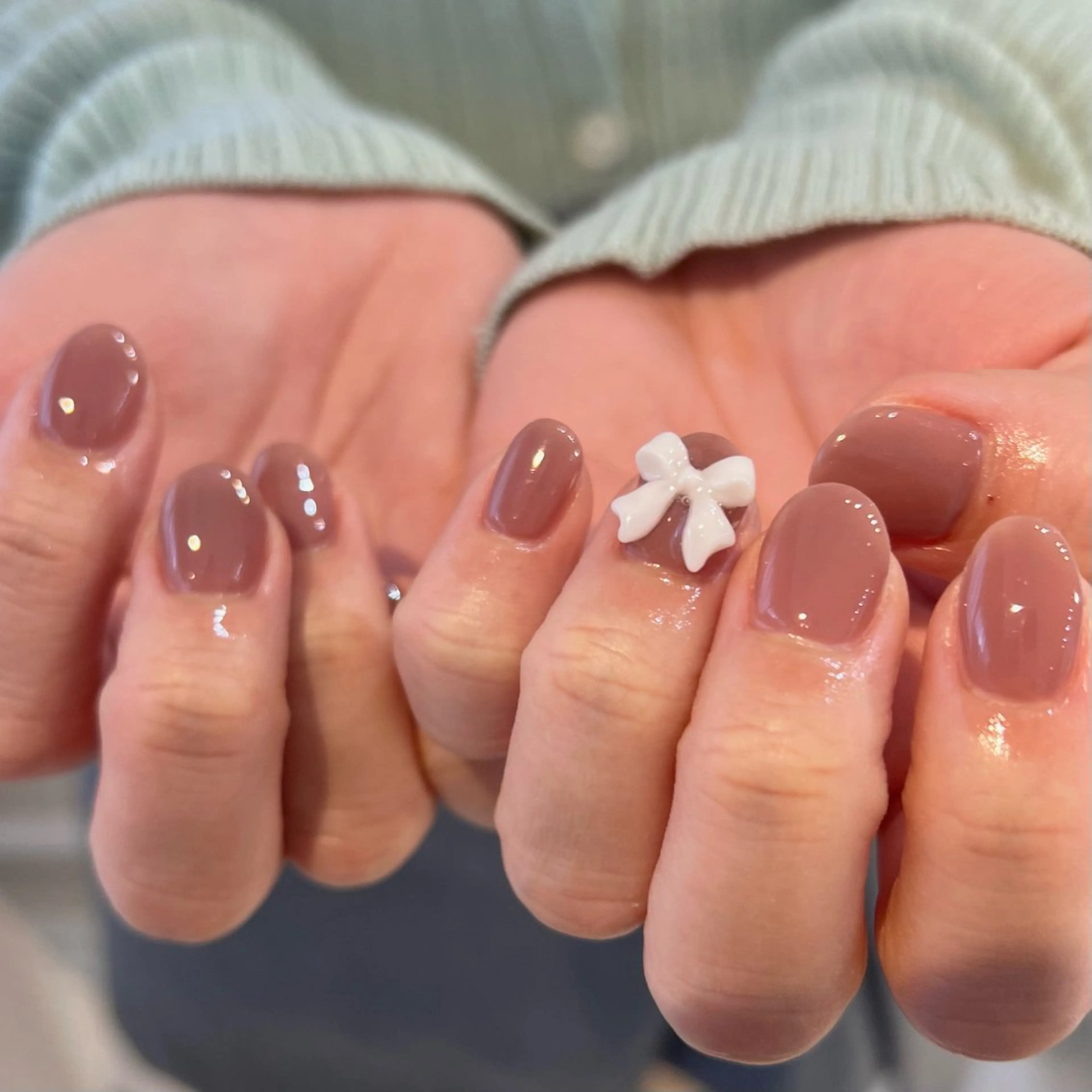 ネイル ワンカラーネイル リボン ハンドネイル 🎀チーク/ちゅるん 🫧chisa🎀のネイルデザイン