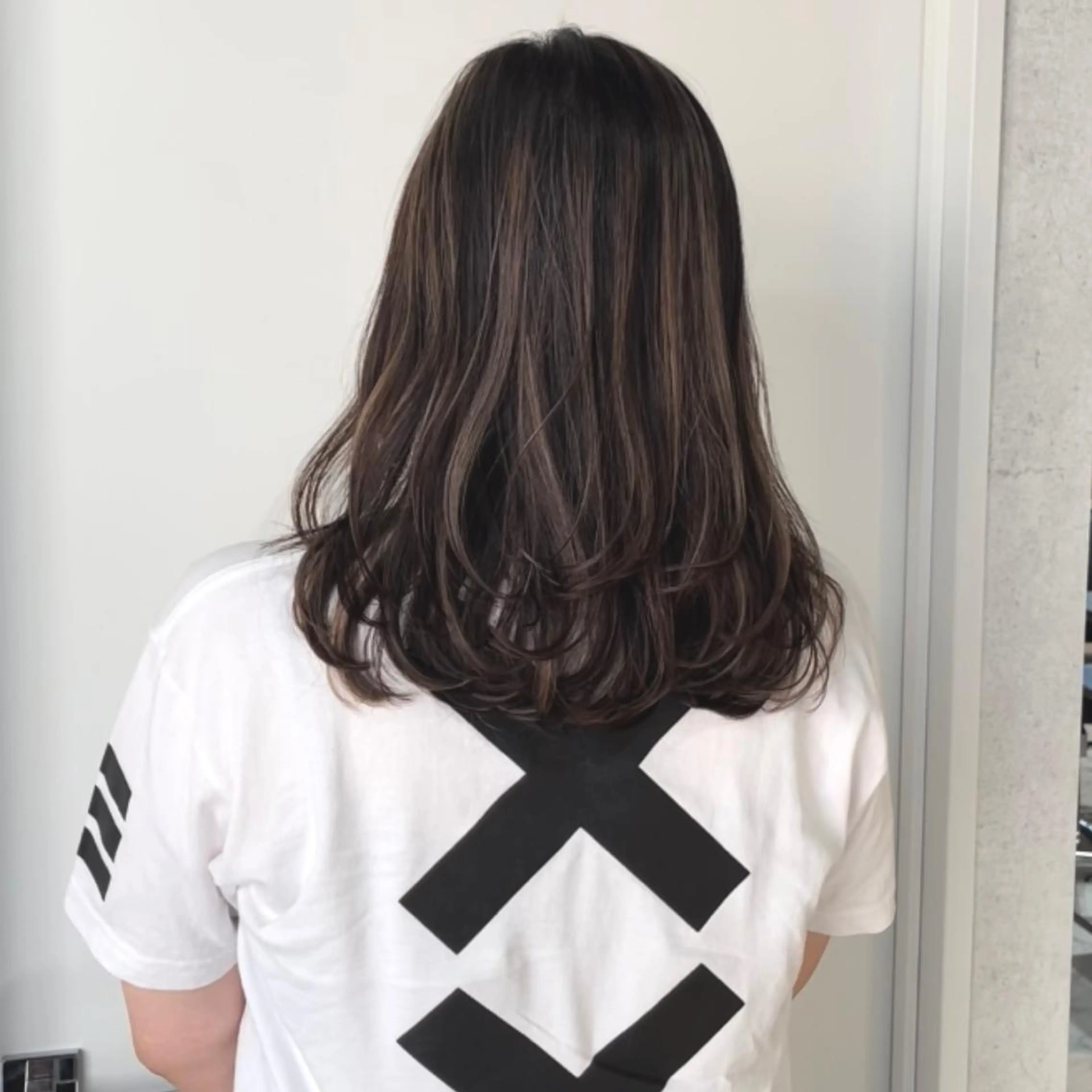 ミディアム カラー ヘアアレンジ バレイヤージュ デザインカラー ハイライトカラー 外国人風カラー ハイライト カット ヘアカラー トリートメント アンドウ ユウ/ レイヤーカット/韓国のヘアスタイル