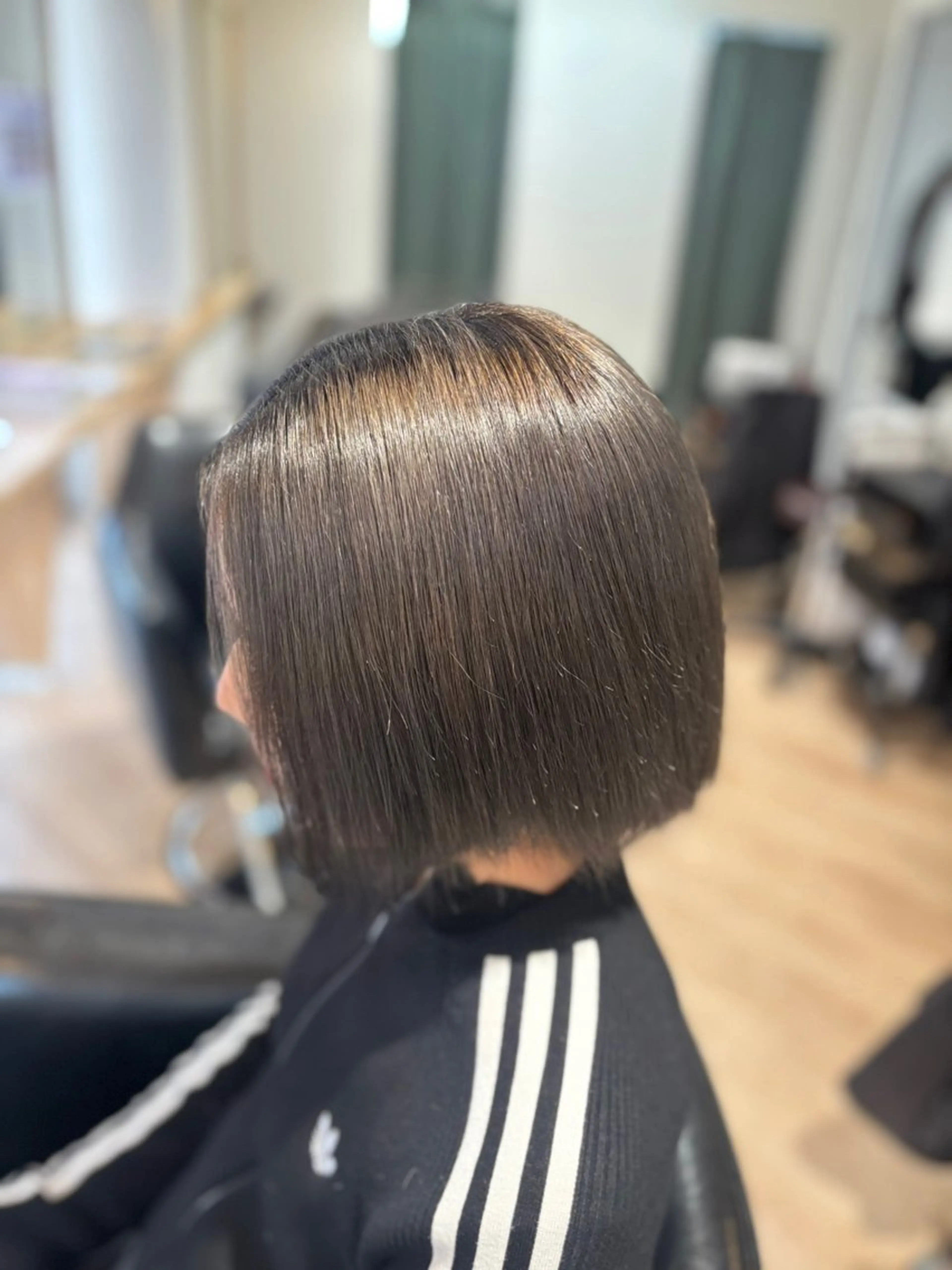 ショート カラー グレージュ シルバー シルバーグレージュ ヘアカラー トリートメント ELLE&SALLY Tamoriのヘアスタイル