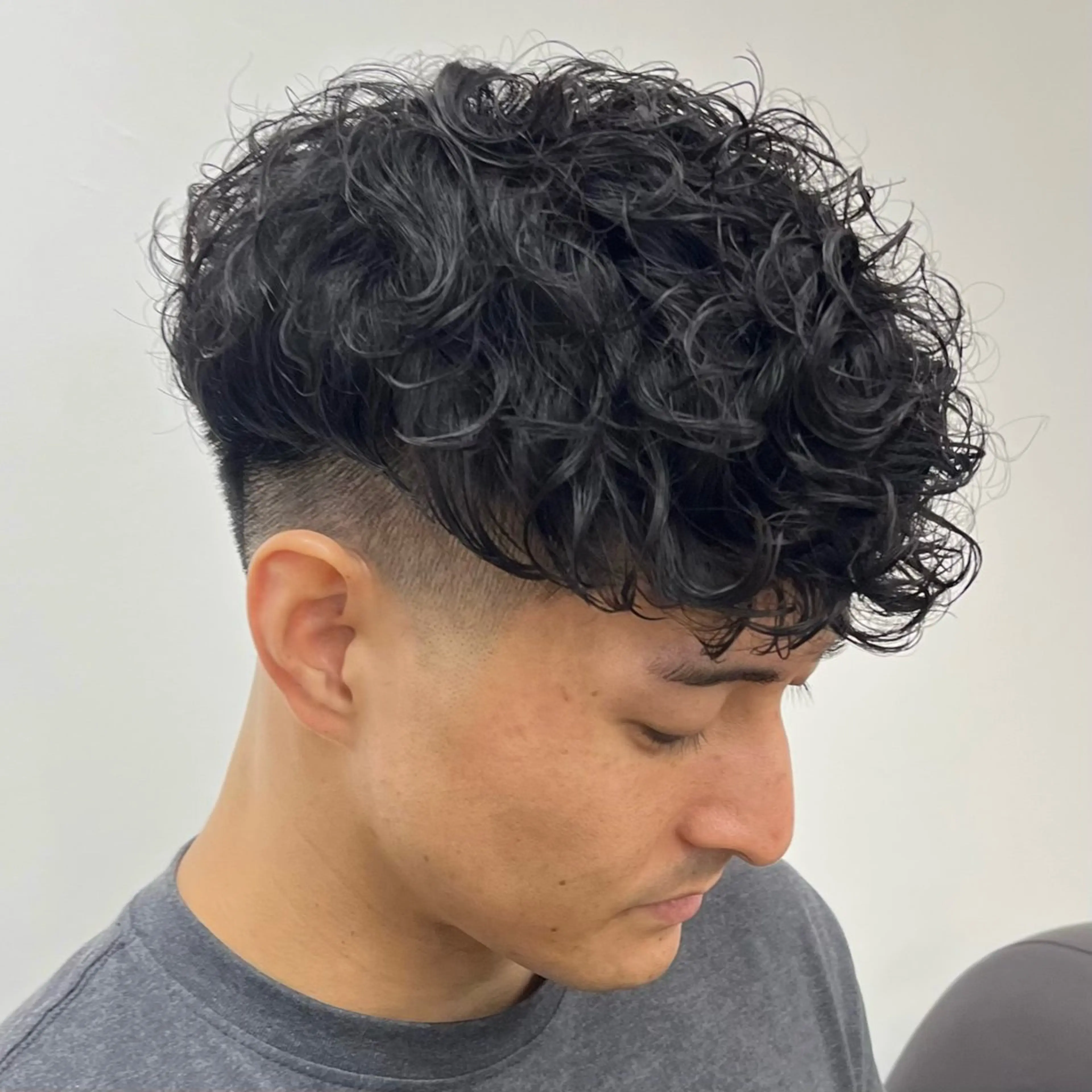 ショート パーマ メンズ フェードカット メンズパーマ スキンフェード スペインカール ツイストスパイラルパーマ カット パーマ 立川/メンズパーマ 厚進太郎のヘアスタイル