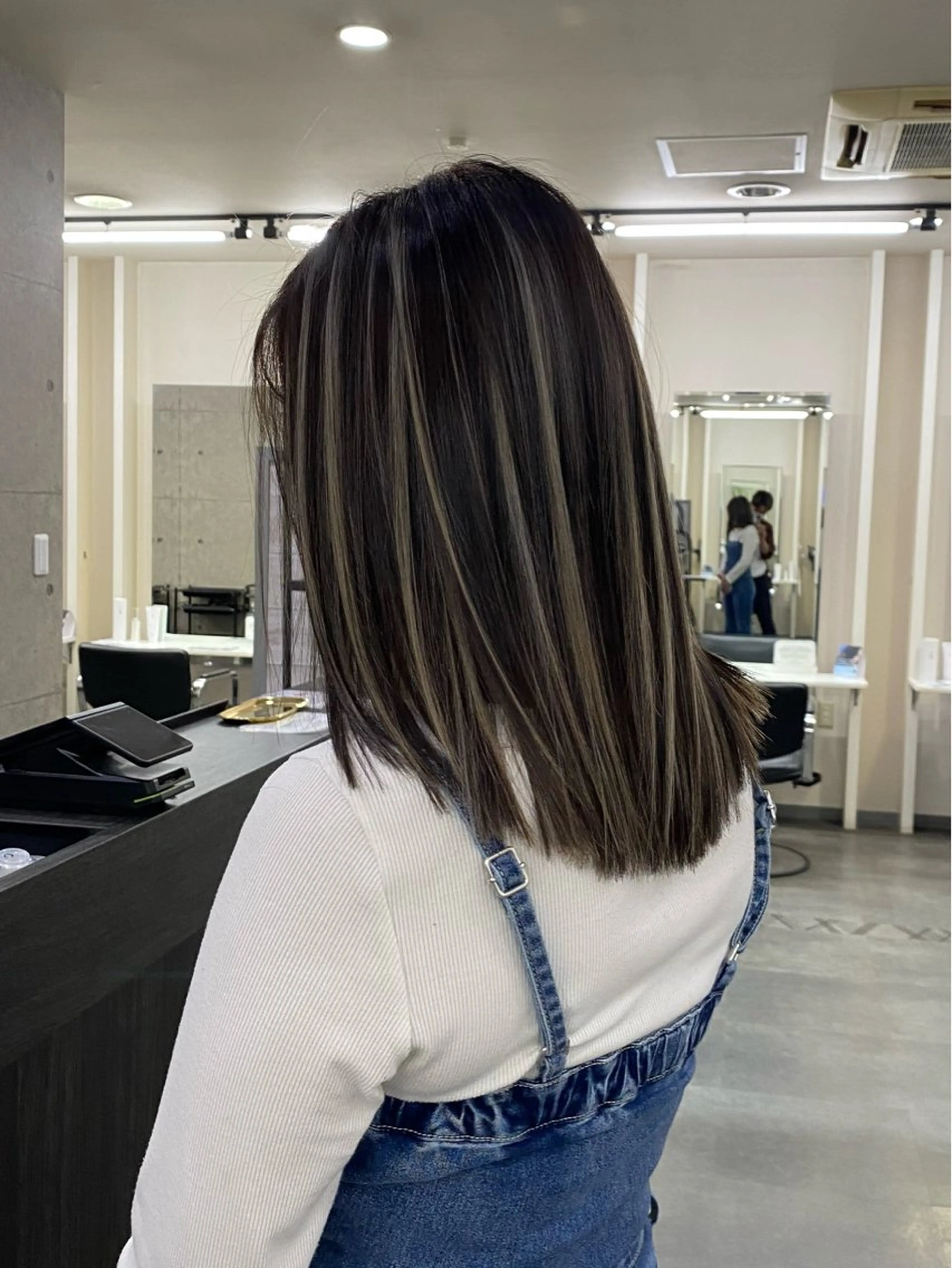 ミディアム カラー ハイライトカラー ハイライト カット ヘアカラー トリートメント Mina/岡山/矯正 ブリーチ/レイヤーのヘアスタイル