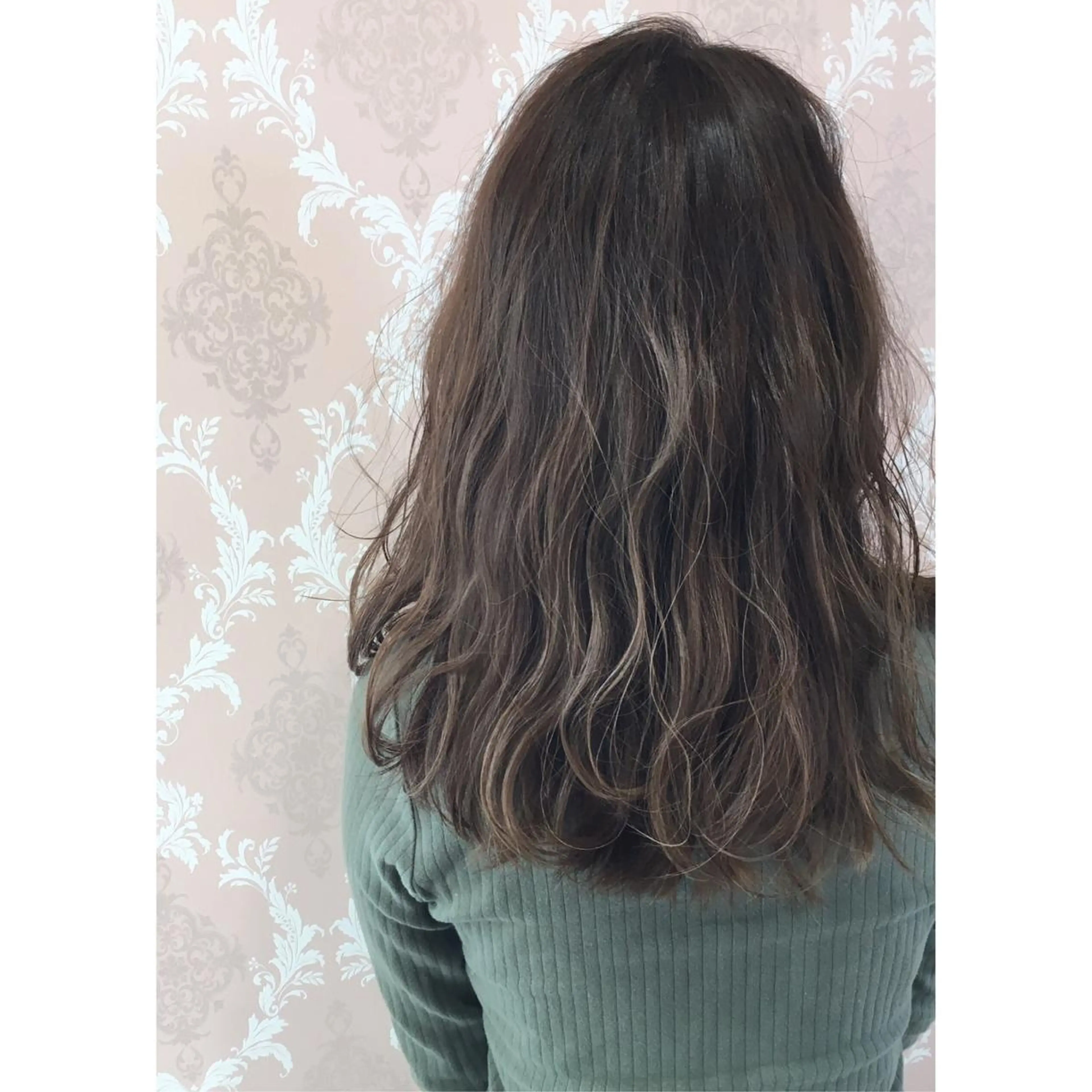 セミロング アッシュ 外国人風カラー ハイライト graxi'    グラシー所属・ブリーチ/ハイトーン SERINAのヘアスタイル