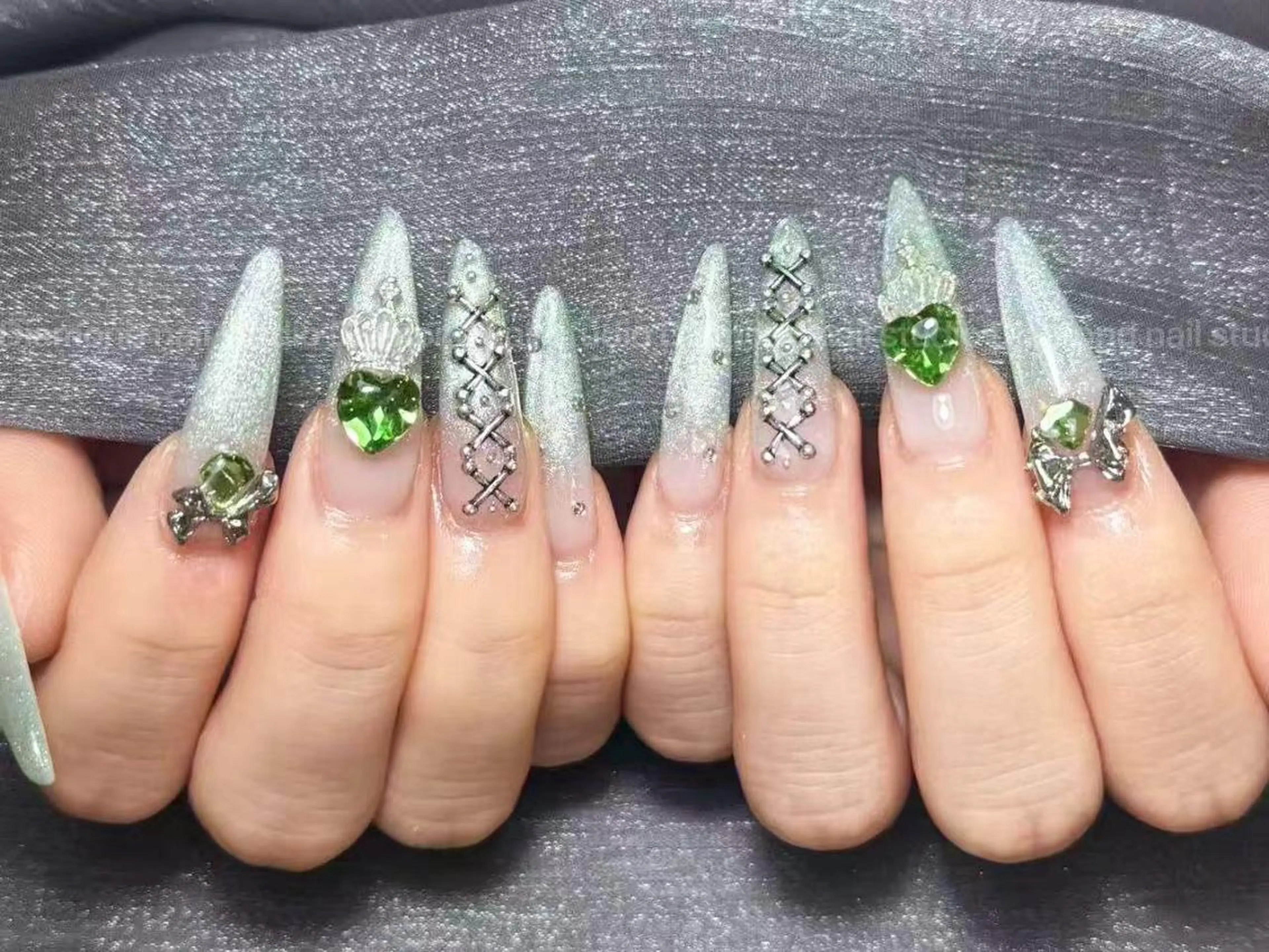 ネイル アートネイル オーロラネイル ガーリー キラキラネイル 韓国ネイル ハンドネイル DIAMOND 💦のネイルデザイン