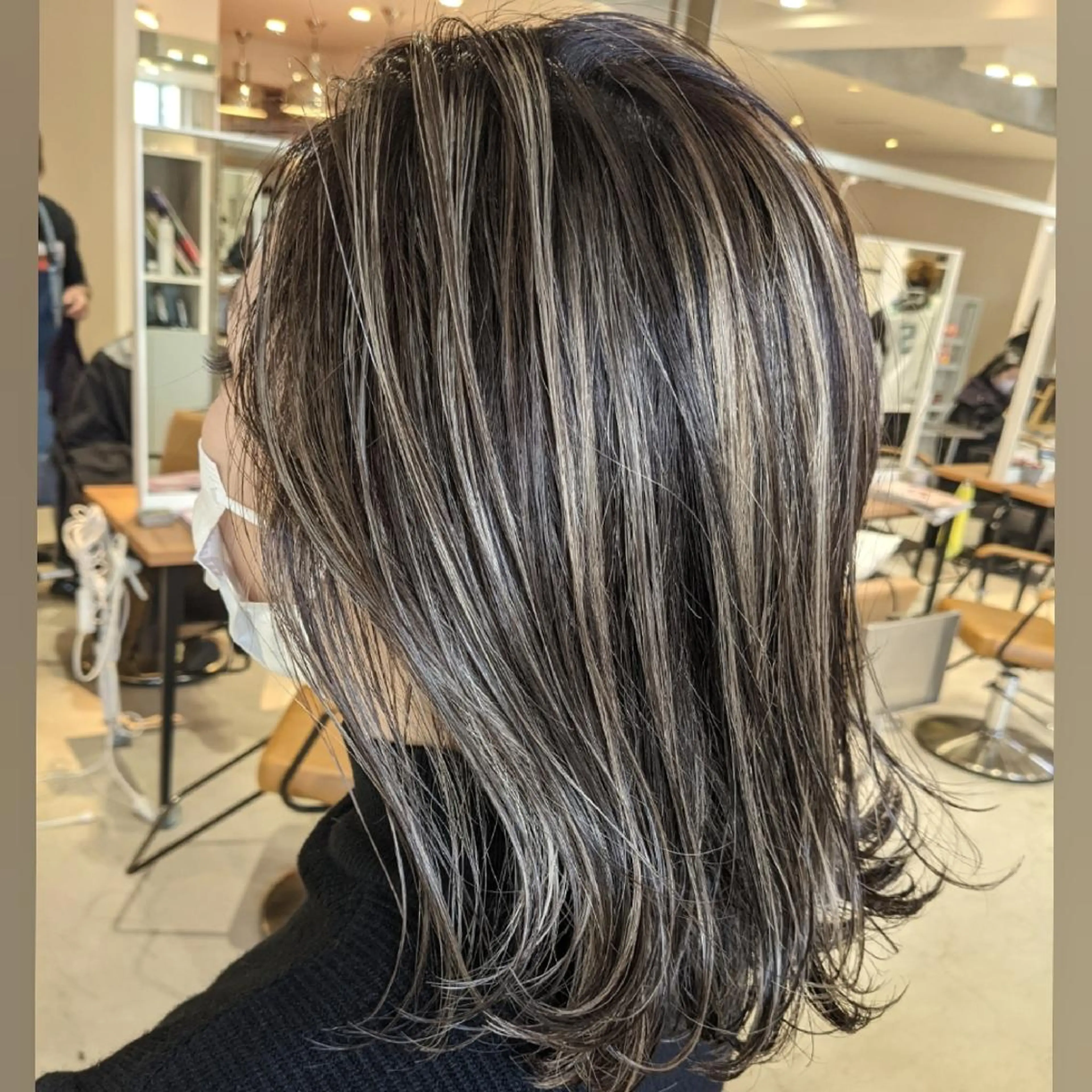 ミディアム カラー ハイライトカラー ハイライト カット ヘアカラー トリートメント nameless髪質 改善ブリーチ心斎橋のヘアスタイル