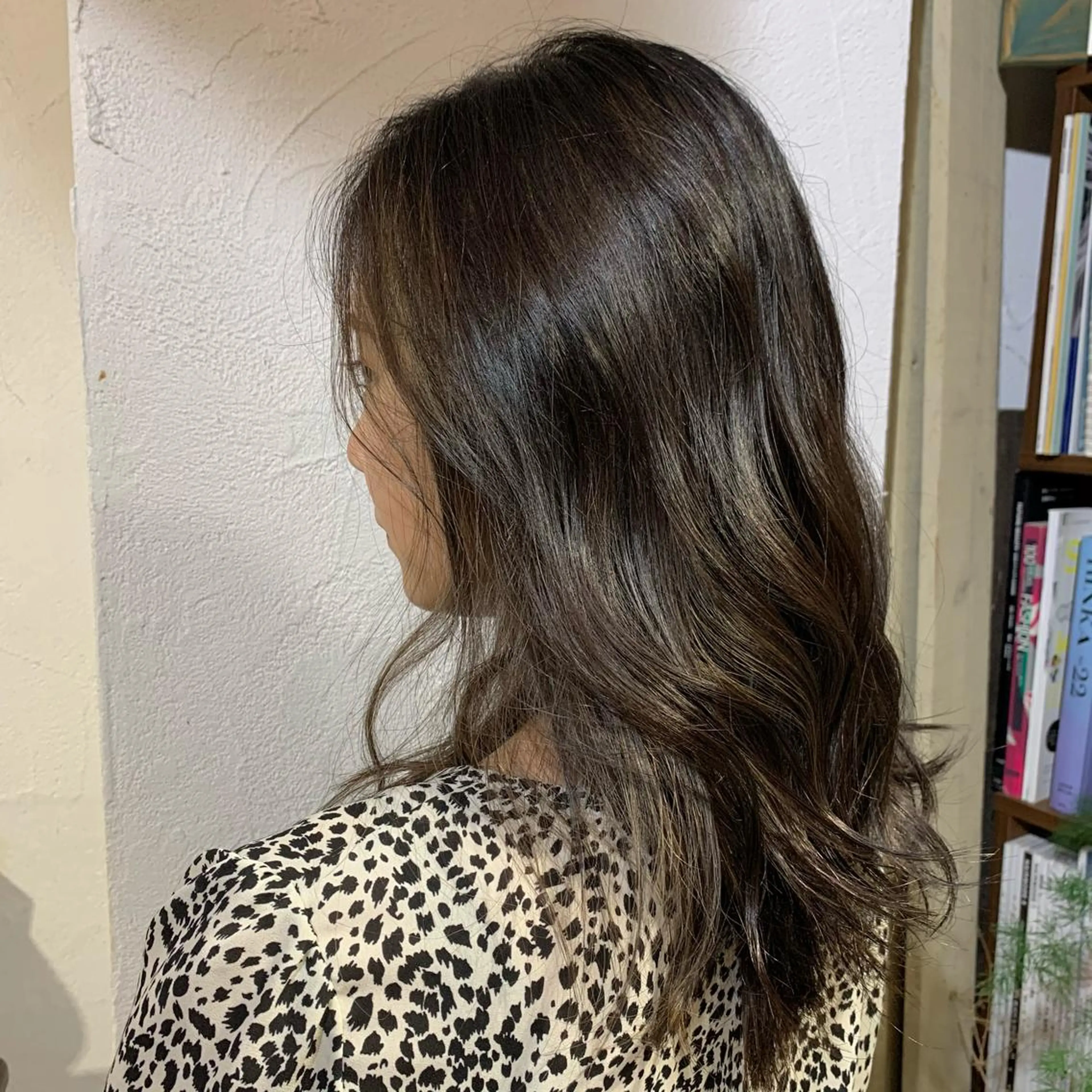 セミロング カラー ヘアカラー トリートメント クワハラ イオリのヘアスタイル