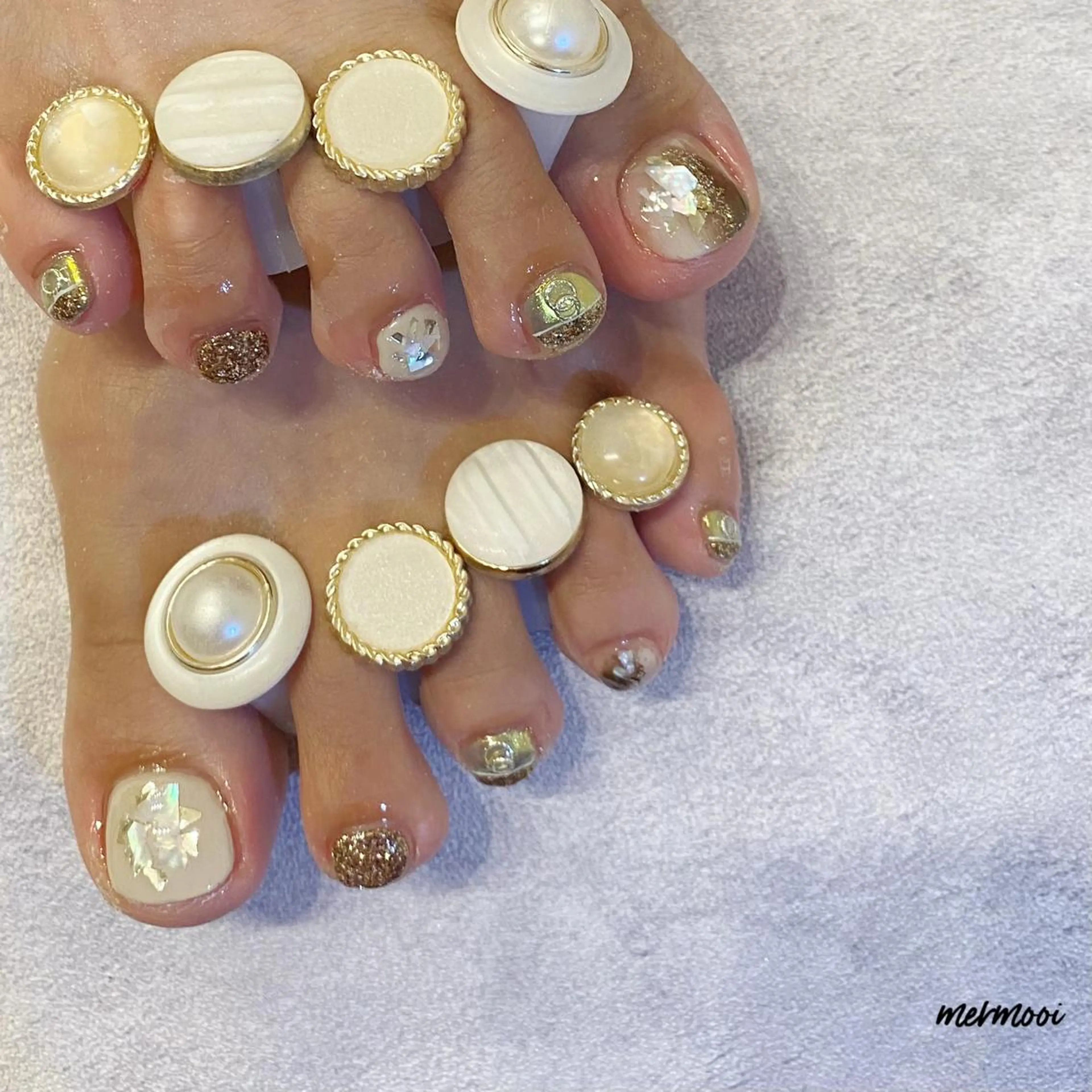 ネイル アートネイル ブラウン フットネイル ジェルネイル ラメ(グリッター) melu所属・melu yukikoのネイルデザイン