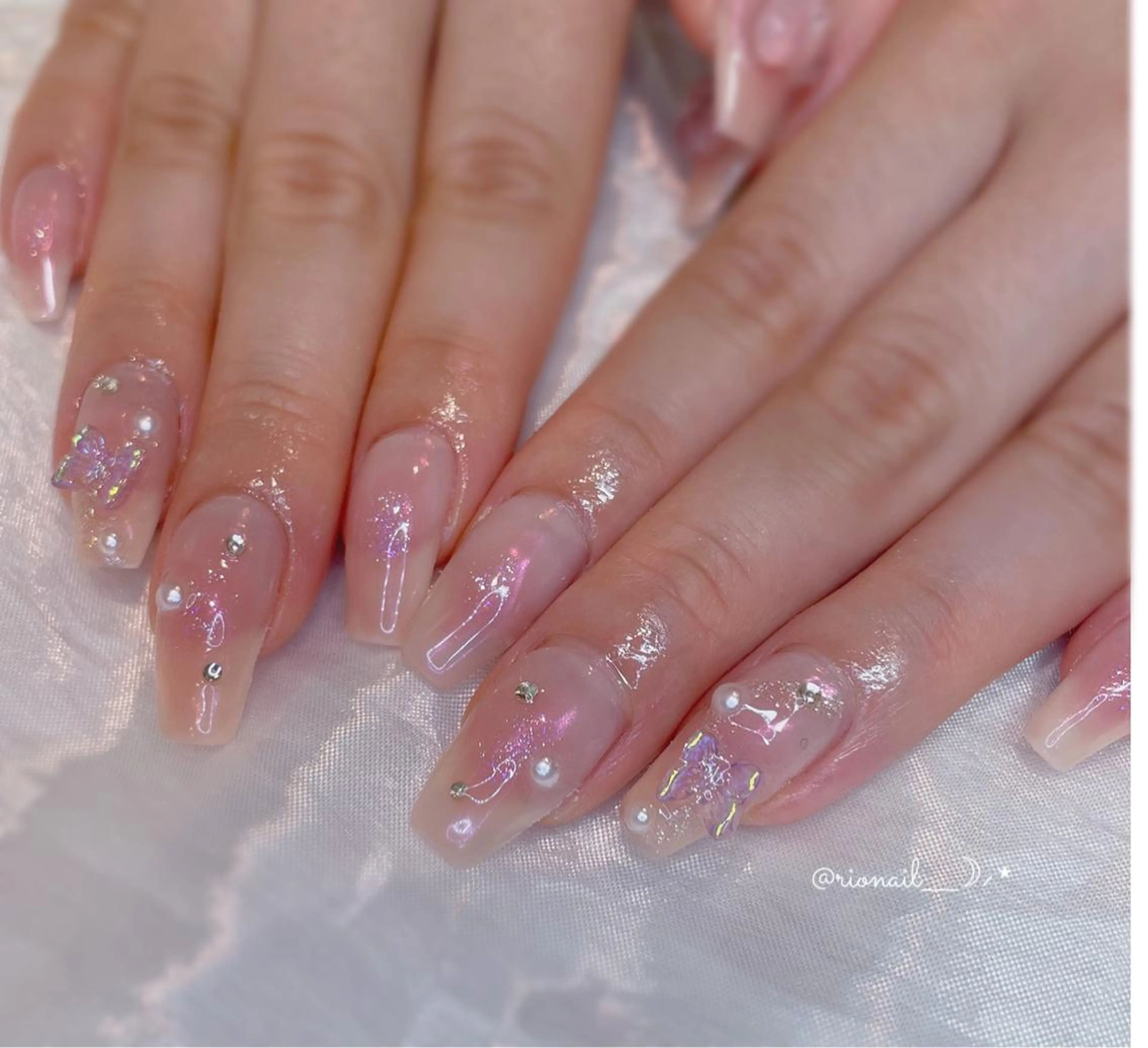 ネイル オーロラネイル チークネイル クリアネイル ハート ラメ(グリッター) 𝘙𝘪𝘰𝘯𝘢 ...🕯🤍のネイルデザイン
