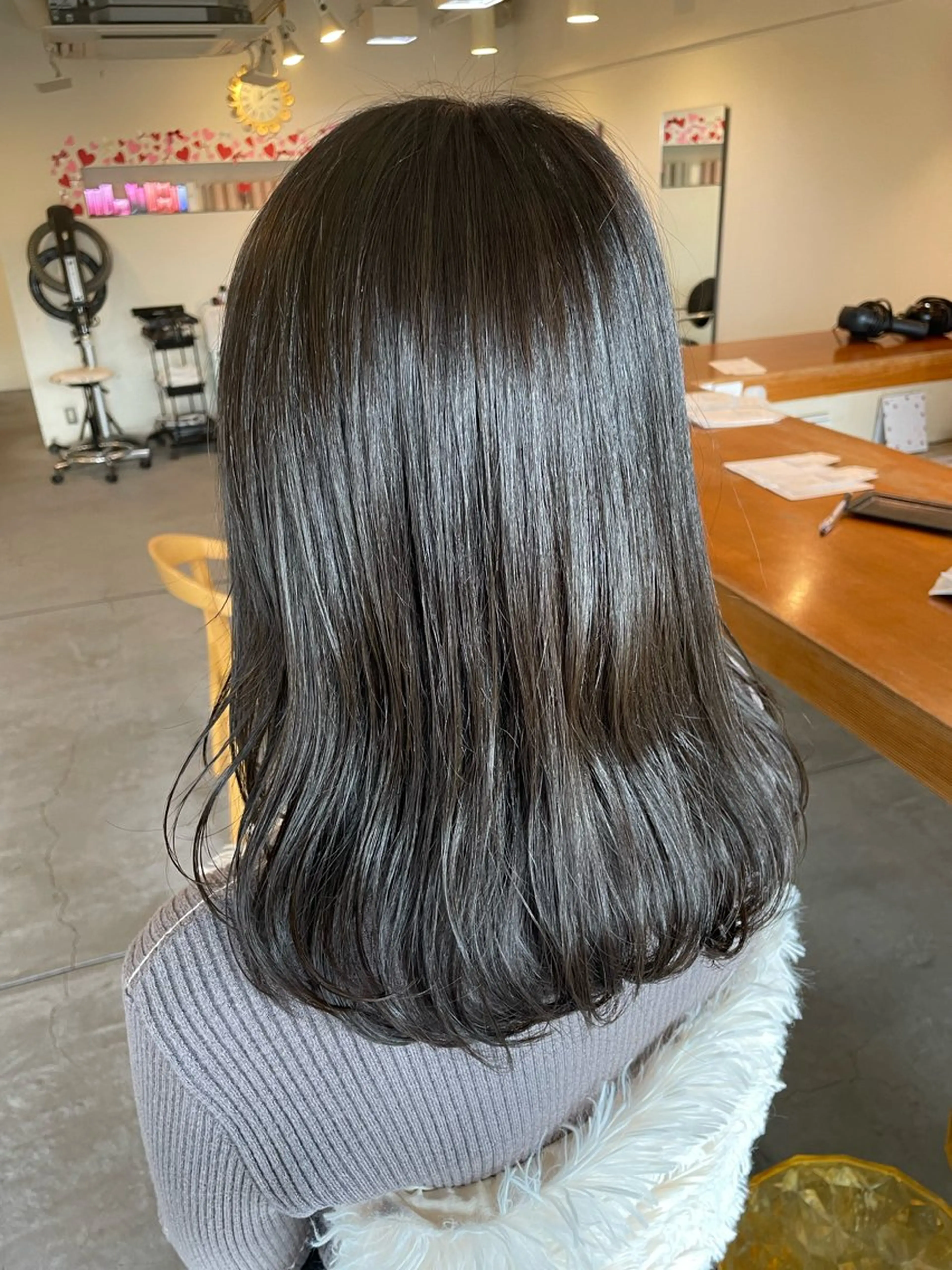 セミロング ブリーチカラー/ ワンカラー/有馬琉翔のヘアスタイル