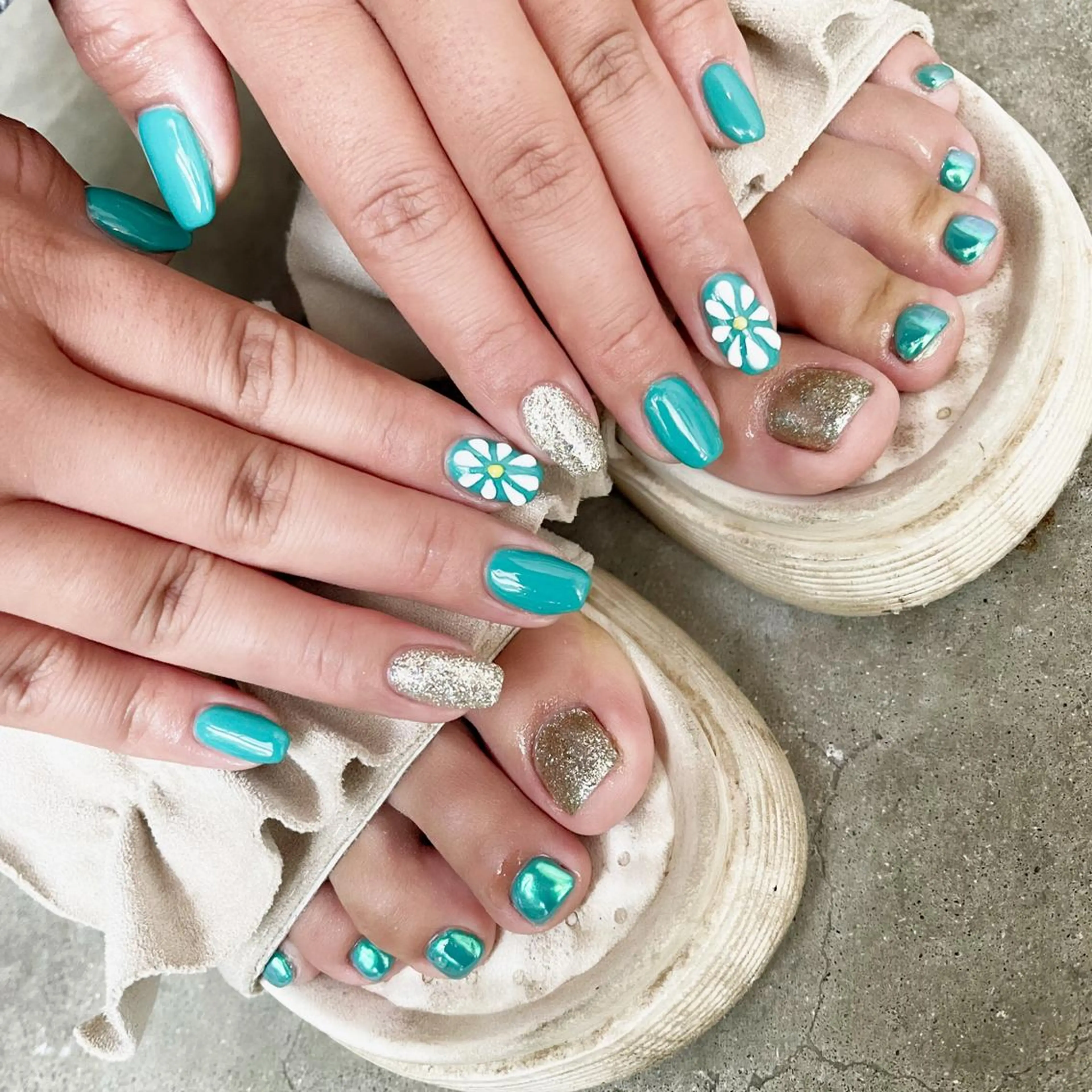 ネイル オーロラネイル フットネイル おそろいネイル ぷっくりネイル 黄色 BINEL REINAのネイルデザイン