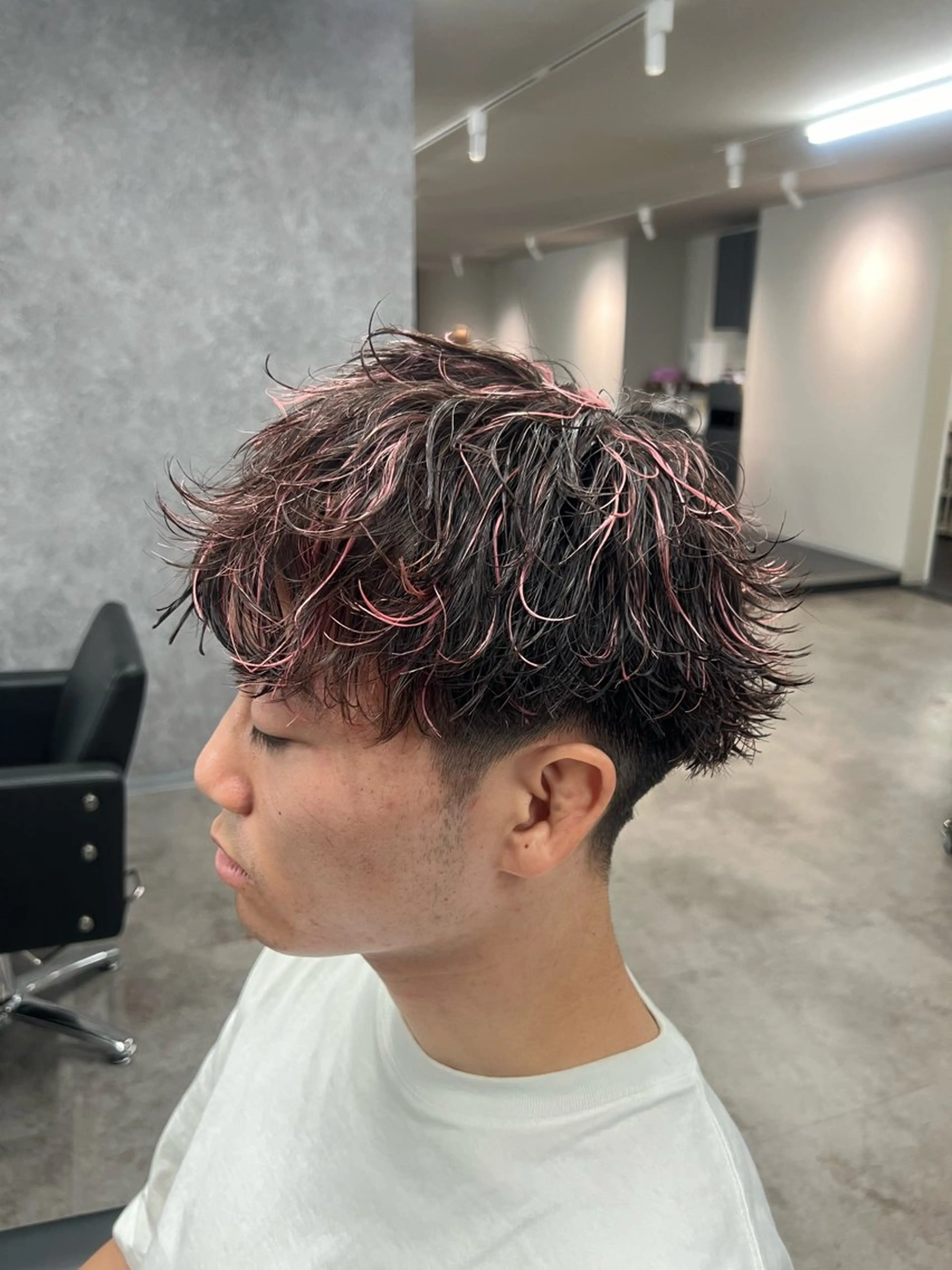 カラー パーマ メンズ メンズメッシュ メンズパーマ 波巻きパーマ メッシュ ピンクカラー 立川/過去1の毛流れ パーマ/しゅーとのヘアスタイル