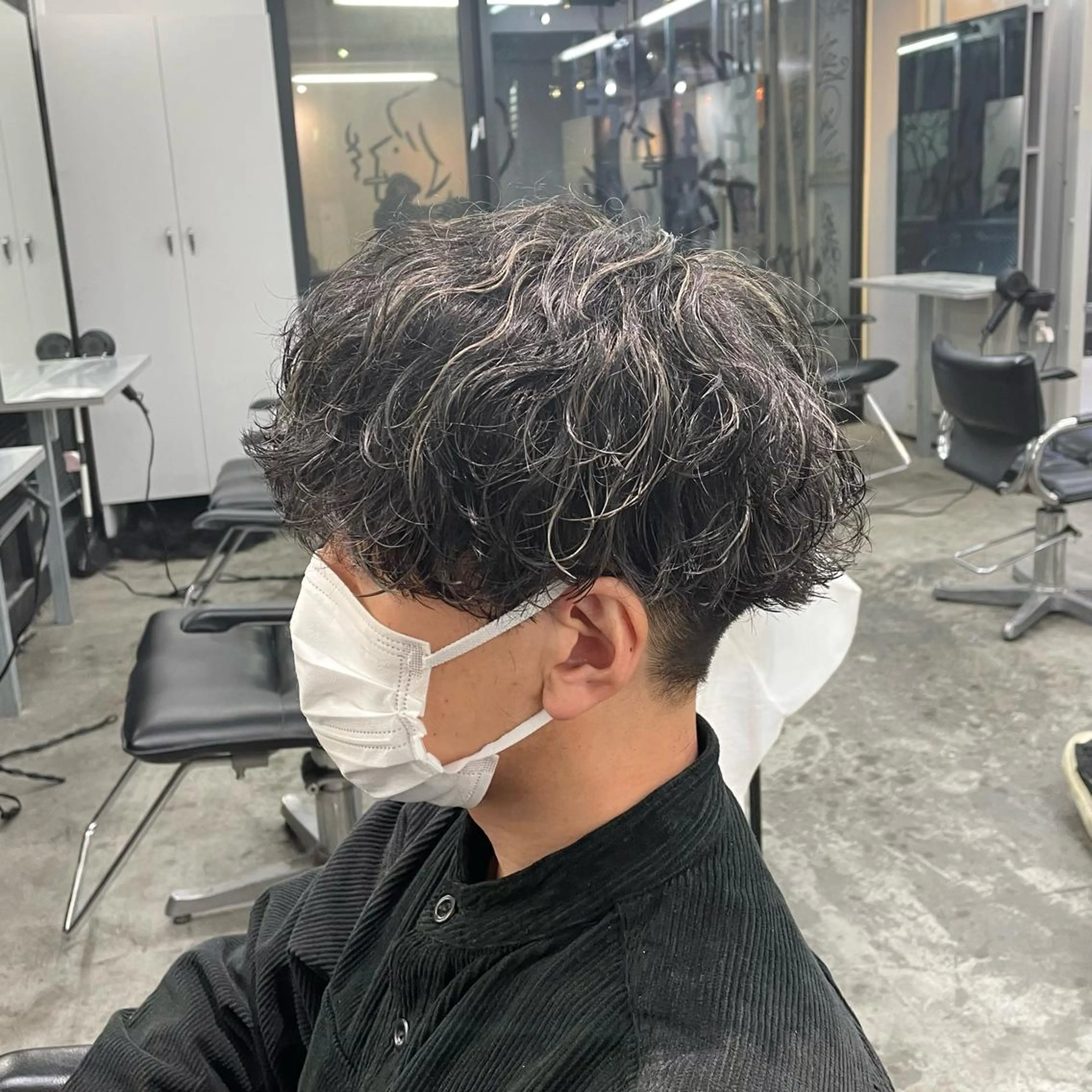 ショート カラー パーマ メンズ メンズハイライト 波巻きパーマ ハイライトカラー ハイライト カット ヘアカラー パーマ メンズ特化美容師/ 藤戸 椋のヘアスタイル