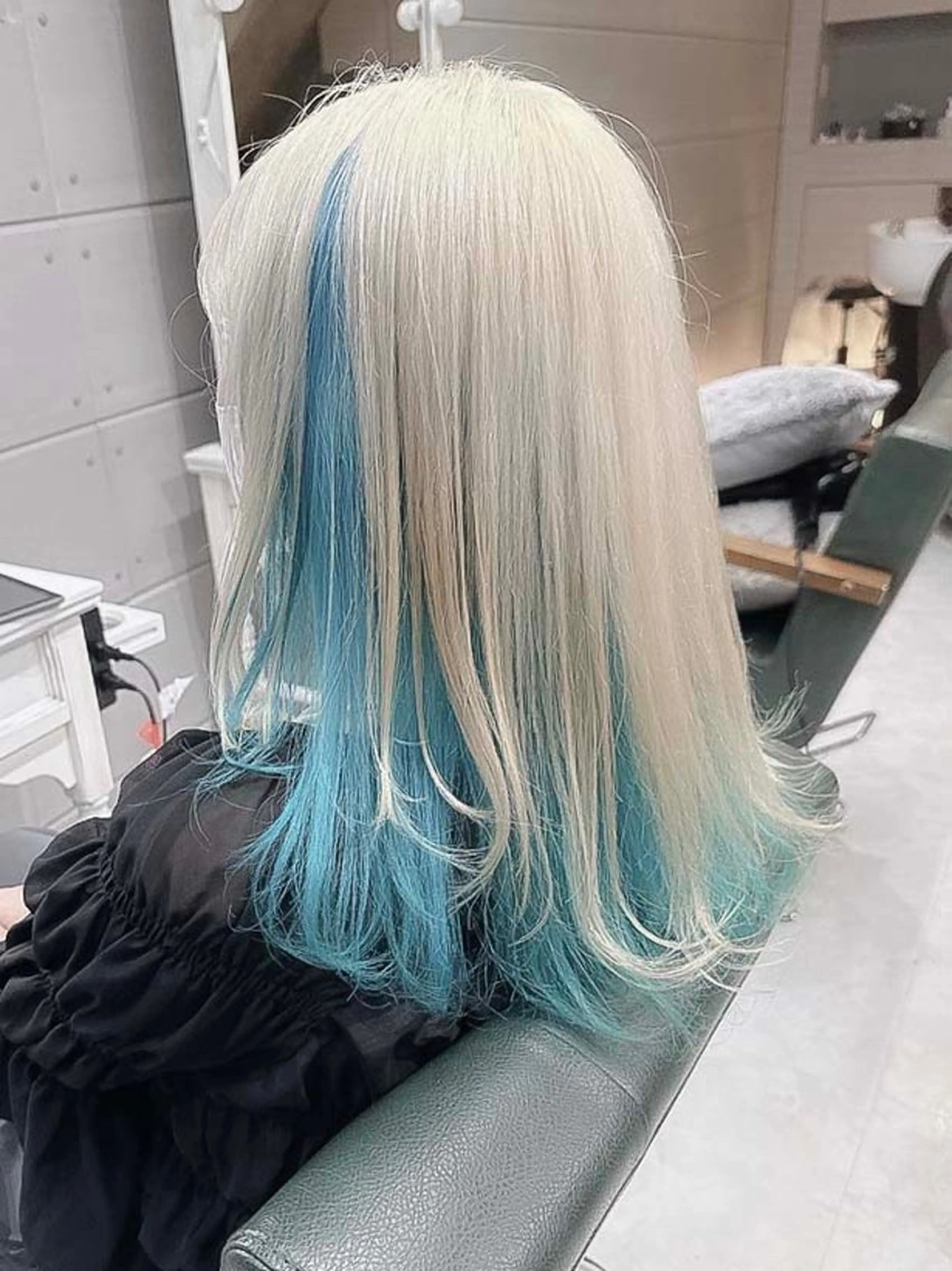 セミロング カラー ヘアアレンジ ブリーチ ケアブリーチ 透明感カラー デザインカラー ハイトーンカラー 𝐑𝐈𝐍𝐊𝐀 🐣🩷のヘアスタイル