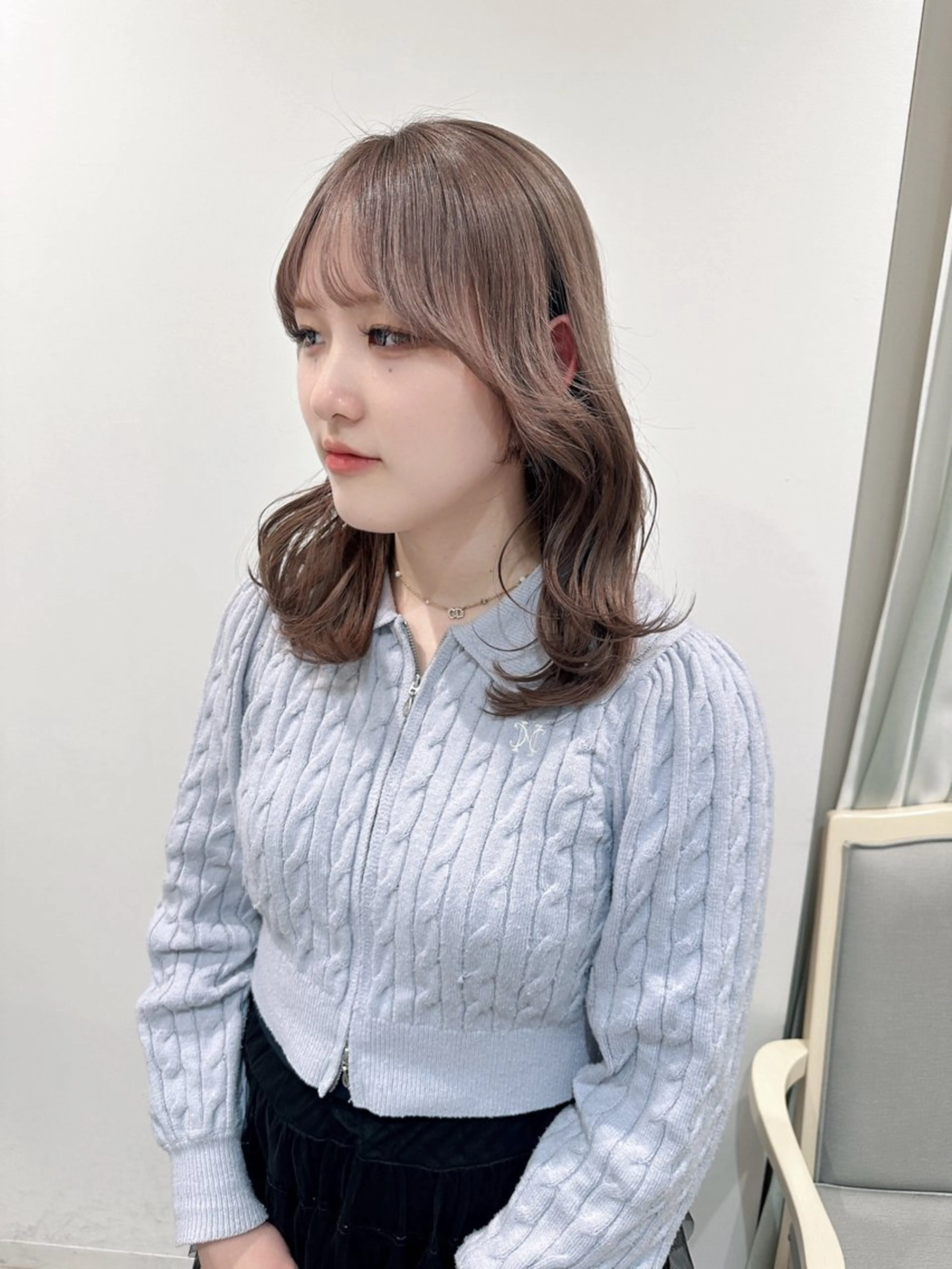 ミディアム カラー カット ヘアカラー ベージュ/インナー カラー🤍Rieのヘアスタイル