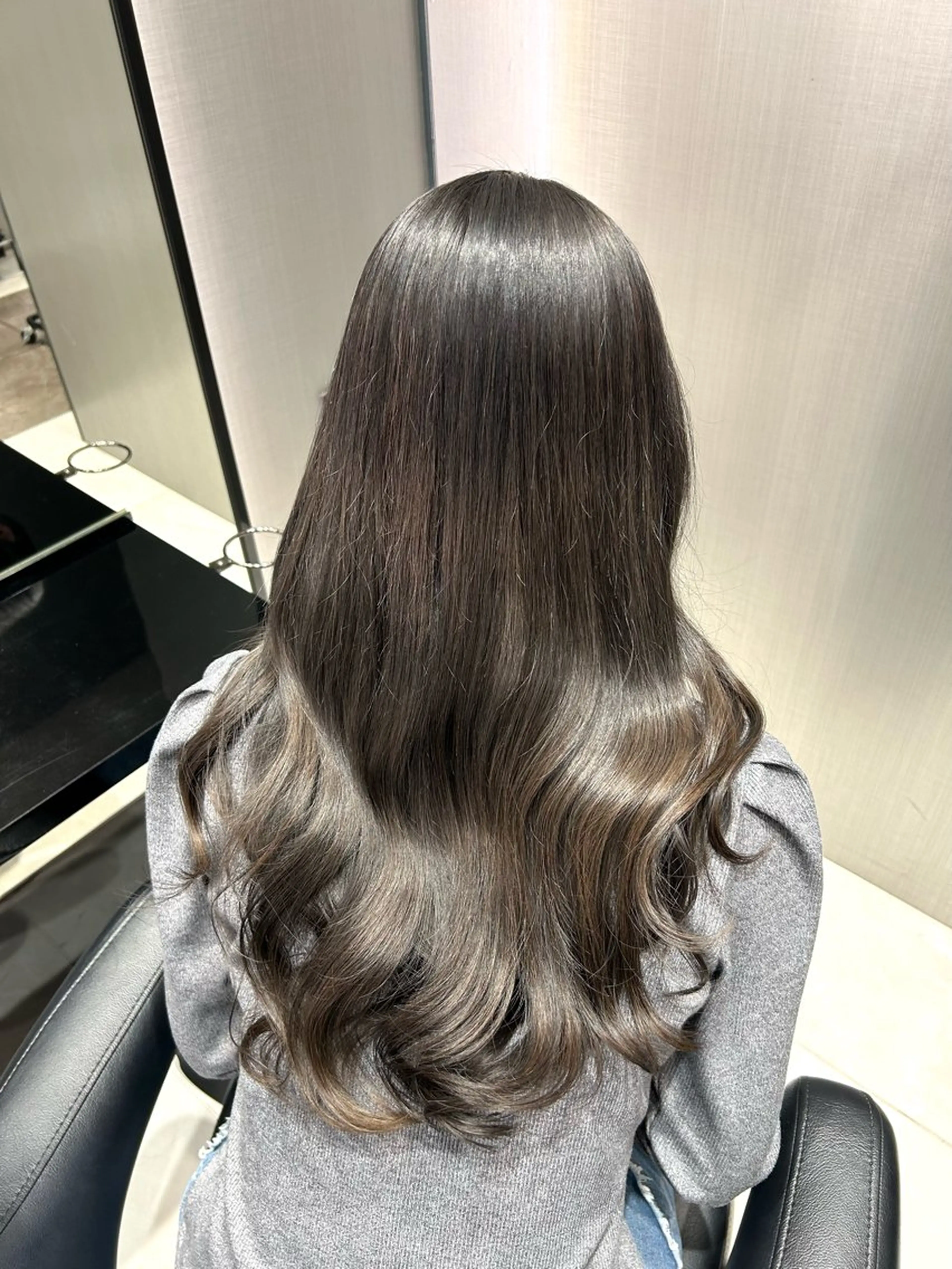 カラー ダークグレー ダークグレージュ グレージュ 塙 英万のヘアスタイル