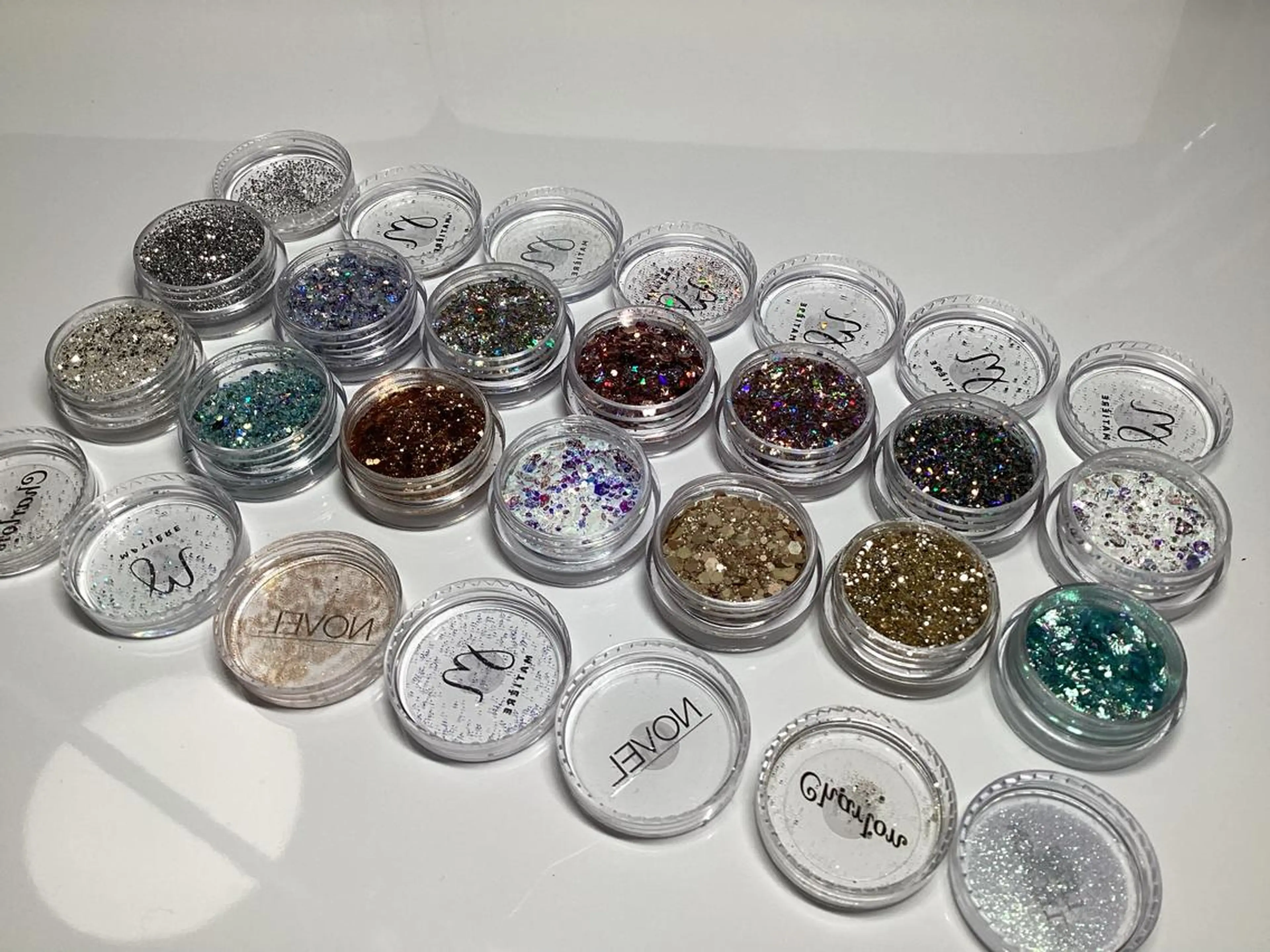 ネイル ラメ(グリッター) 渋谷　Laugh 8301のネイルデザイン