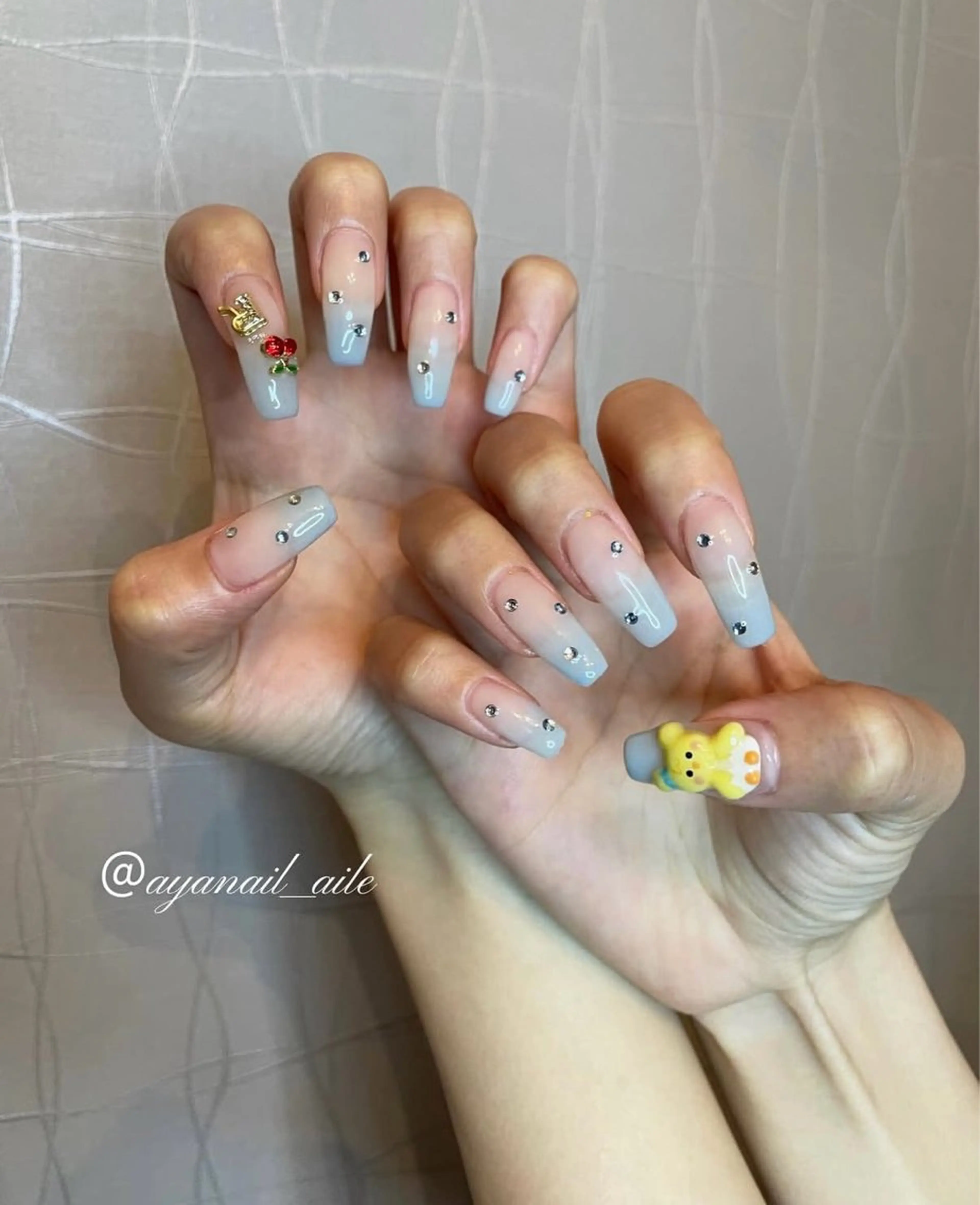 ネイル グラデーション ストーンネイル Aile_ Ayaのネイルデザイン