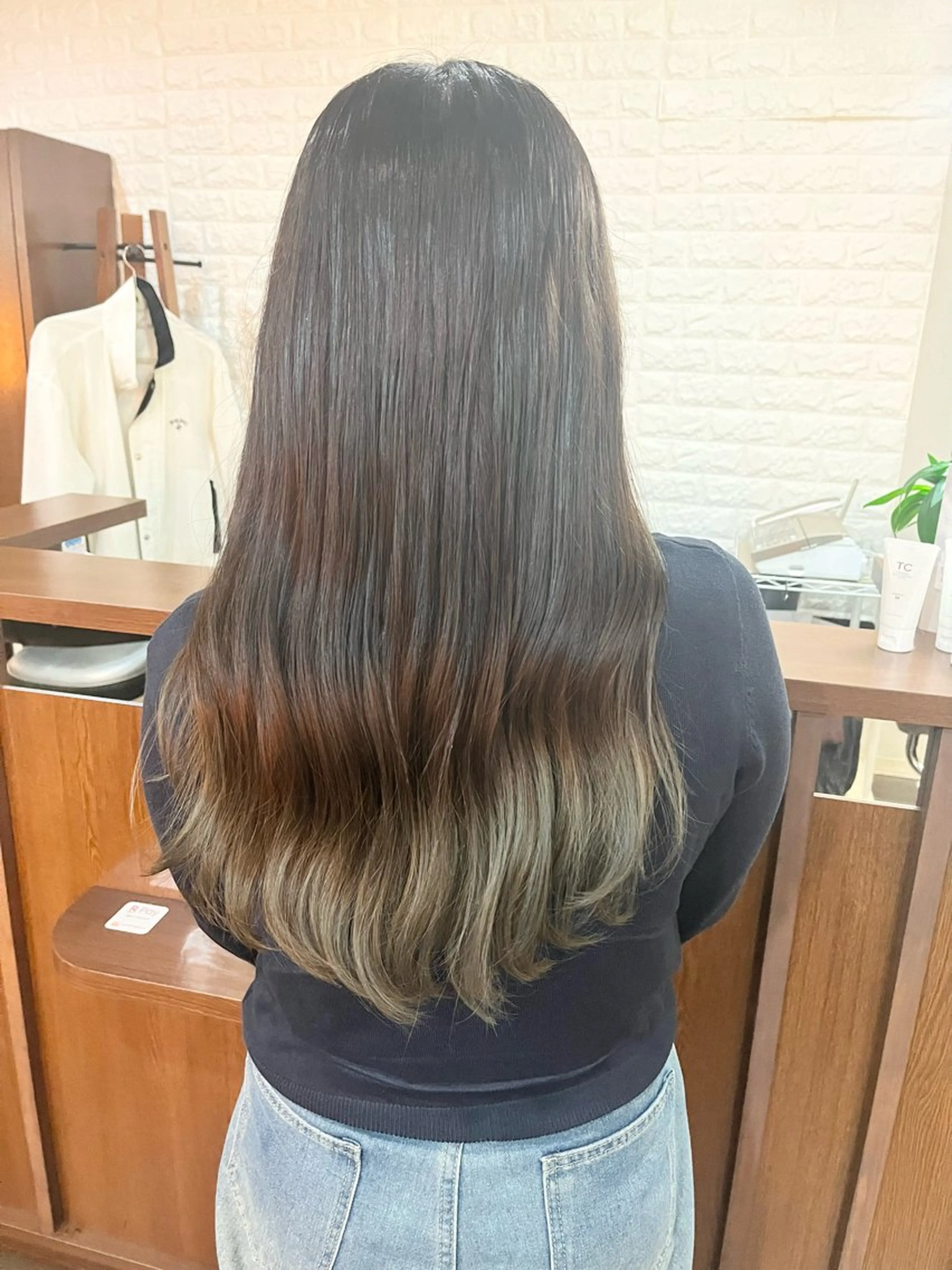 ロング トモタニ ミオのヘアスタイル