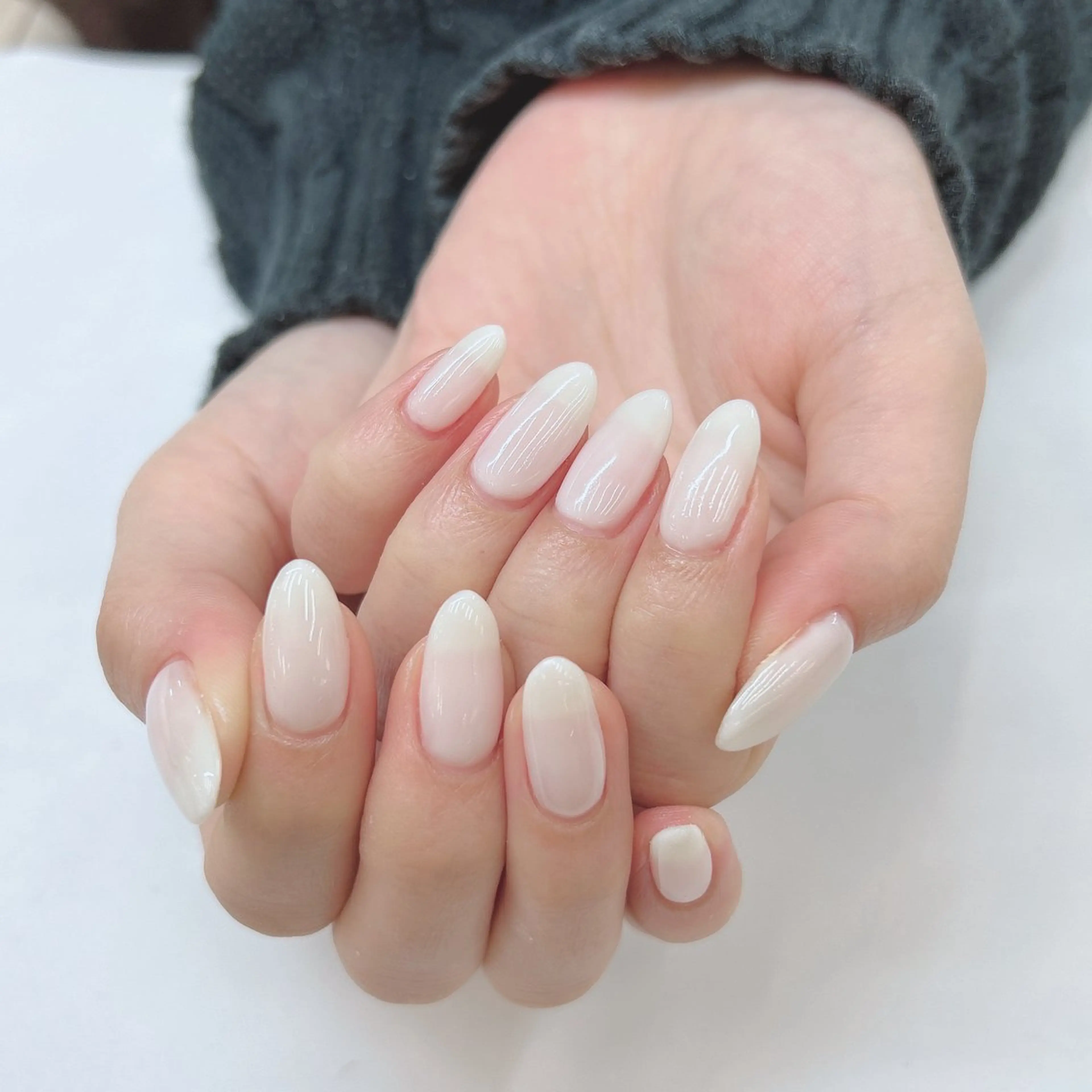 ネイル ホワイト MAXKELLY TSUGUMIのネイルデザイン