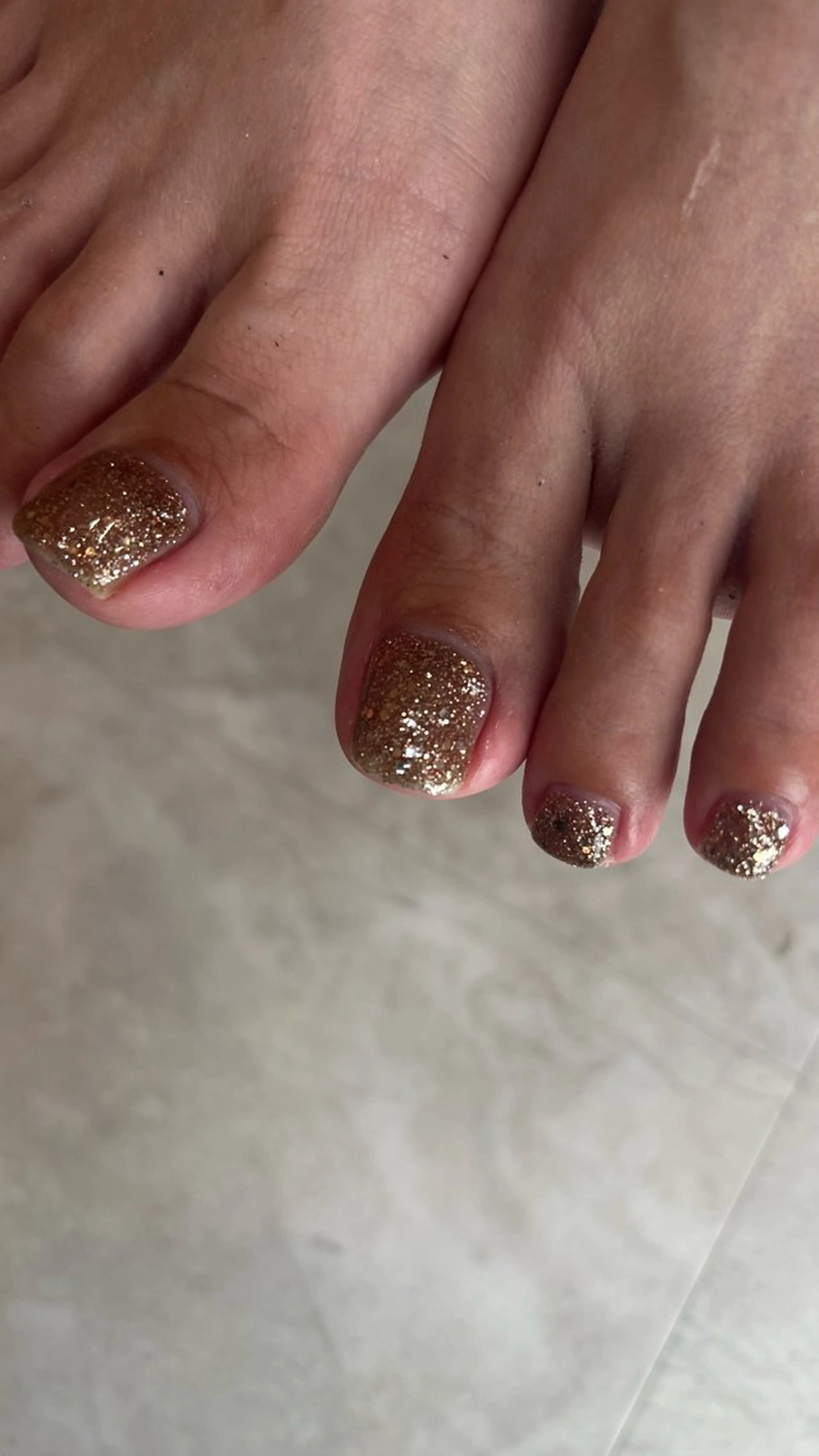 ネイル フットネイル ゴールド ラメ(グリッター) ar emikaのネイルデザイン
