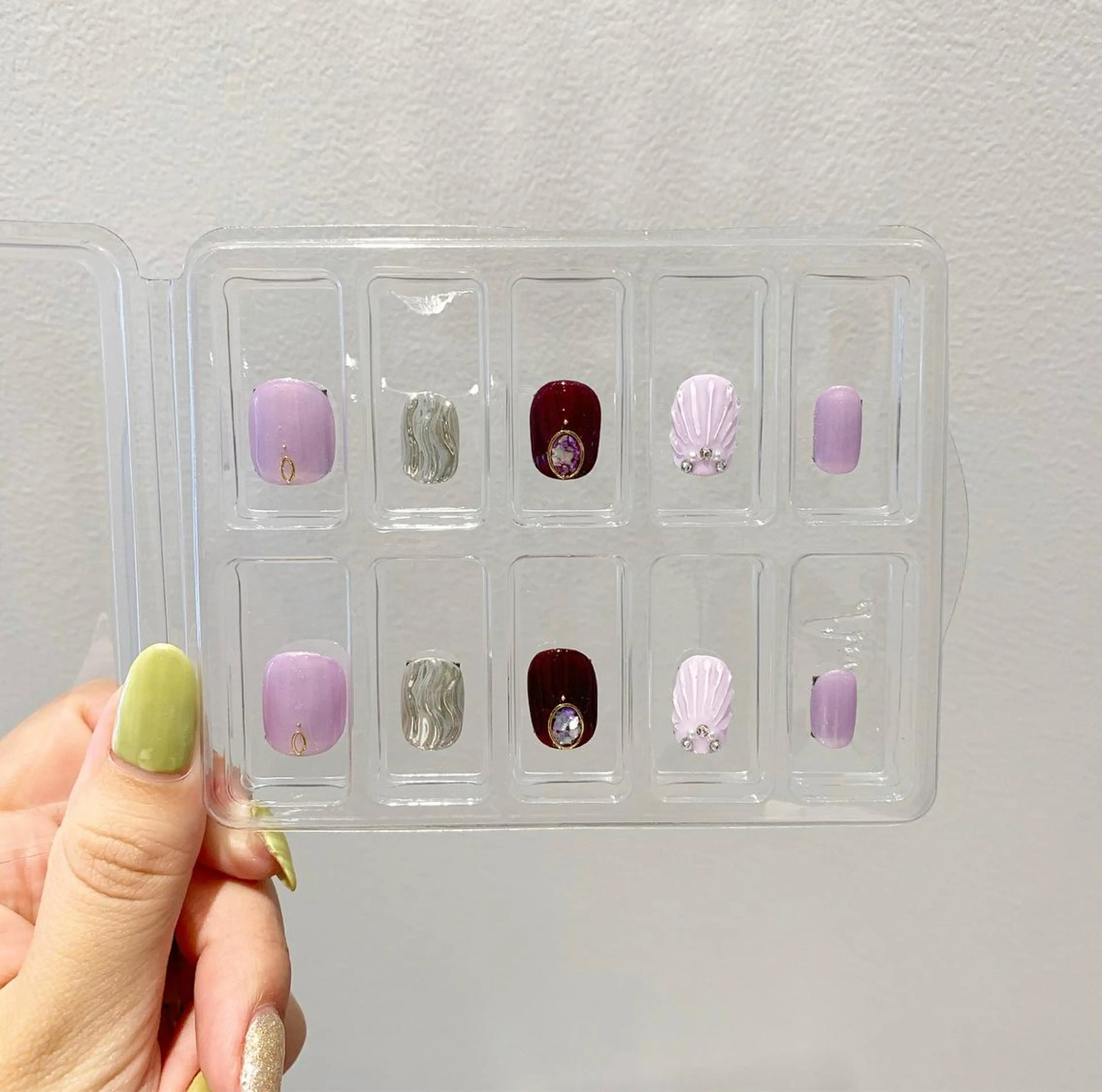 ネイル 成人式 ネイルチップ 佐藤 穂乃香のネイルデザイン