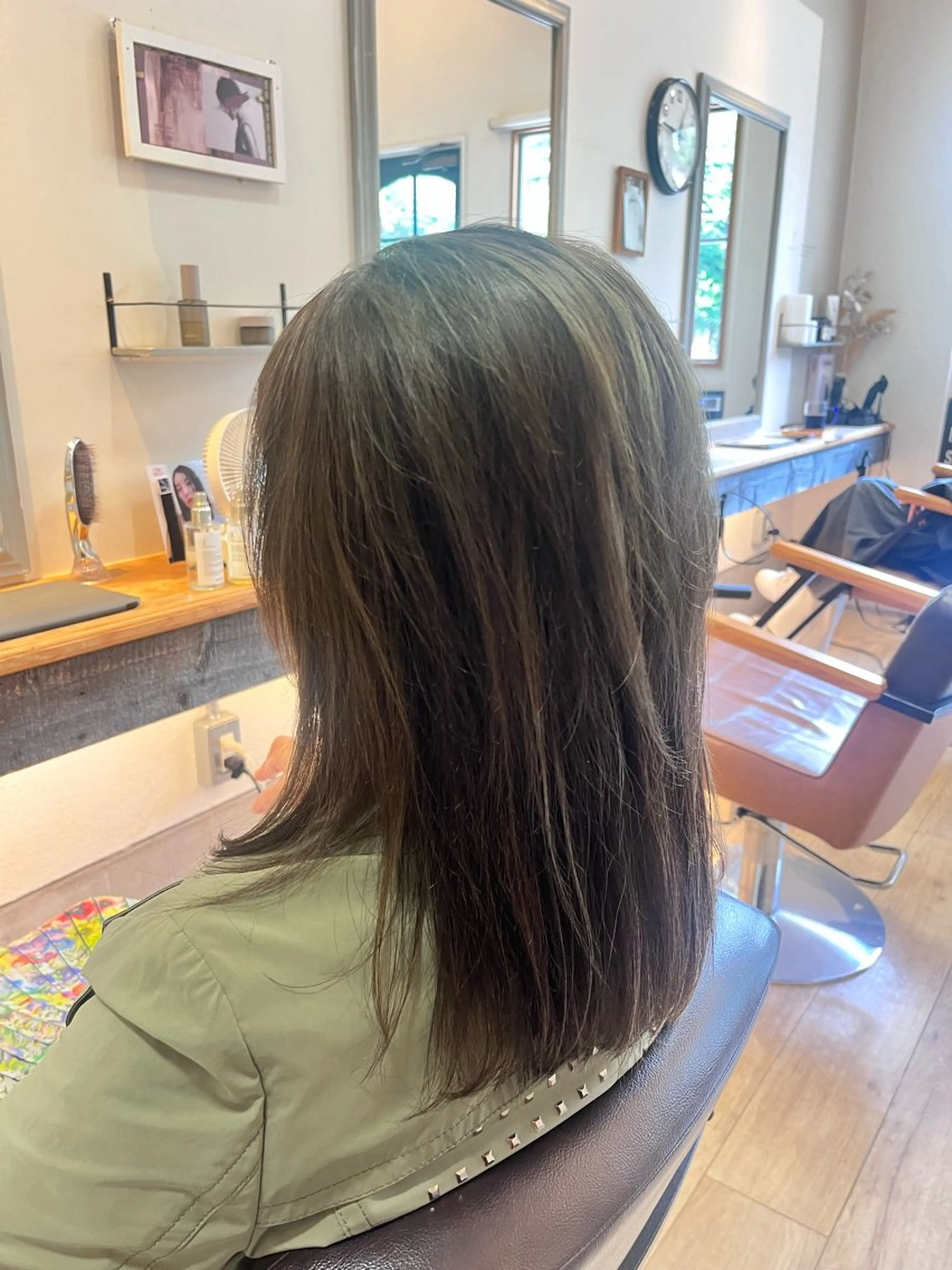 ミディアム ハイライト ハラちゃんカット✂︎ 透明感🩵ケアカラーのヘアスタイル