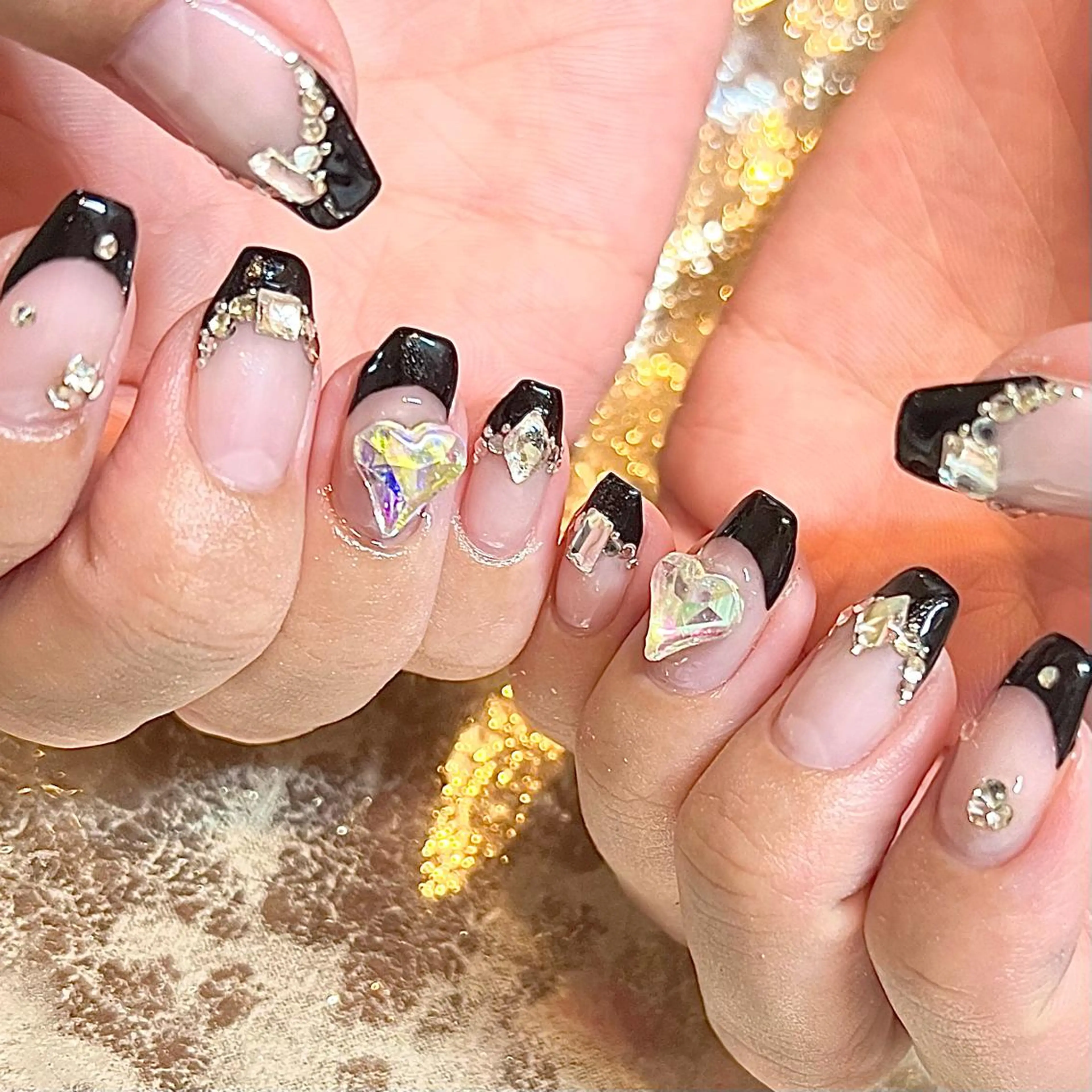 ミディアム ネイル フレンチネイル ストーンネイル ハンドネイル H🌺 NAILのネイルデザイン