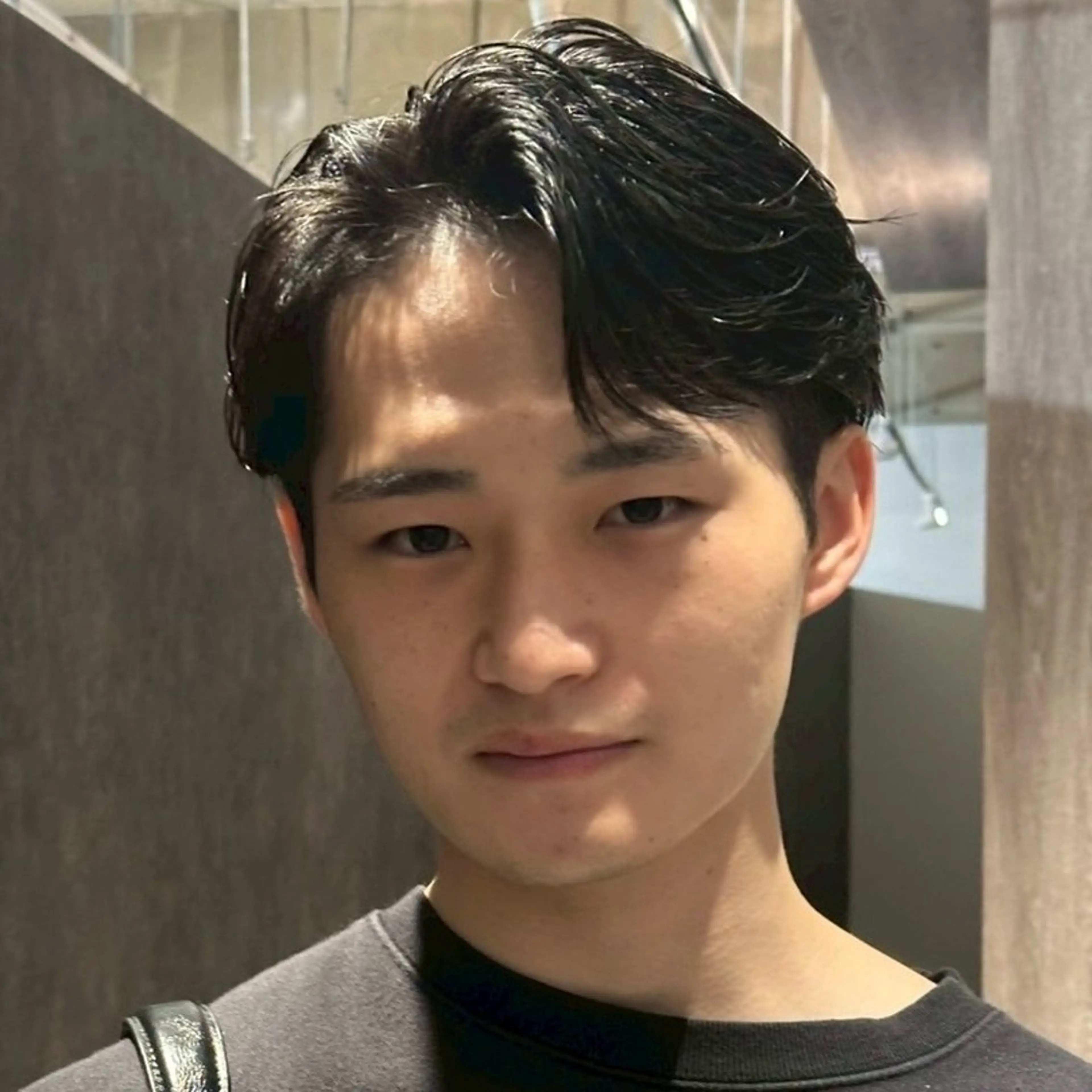 ショート パーマ メンズ メンズブリーチ センターパート フェードカット フェザーパーマ メンズハイライト 金山駅前メンズカット モデル募集 青島永透のヘアスタイル