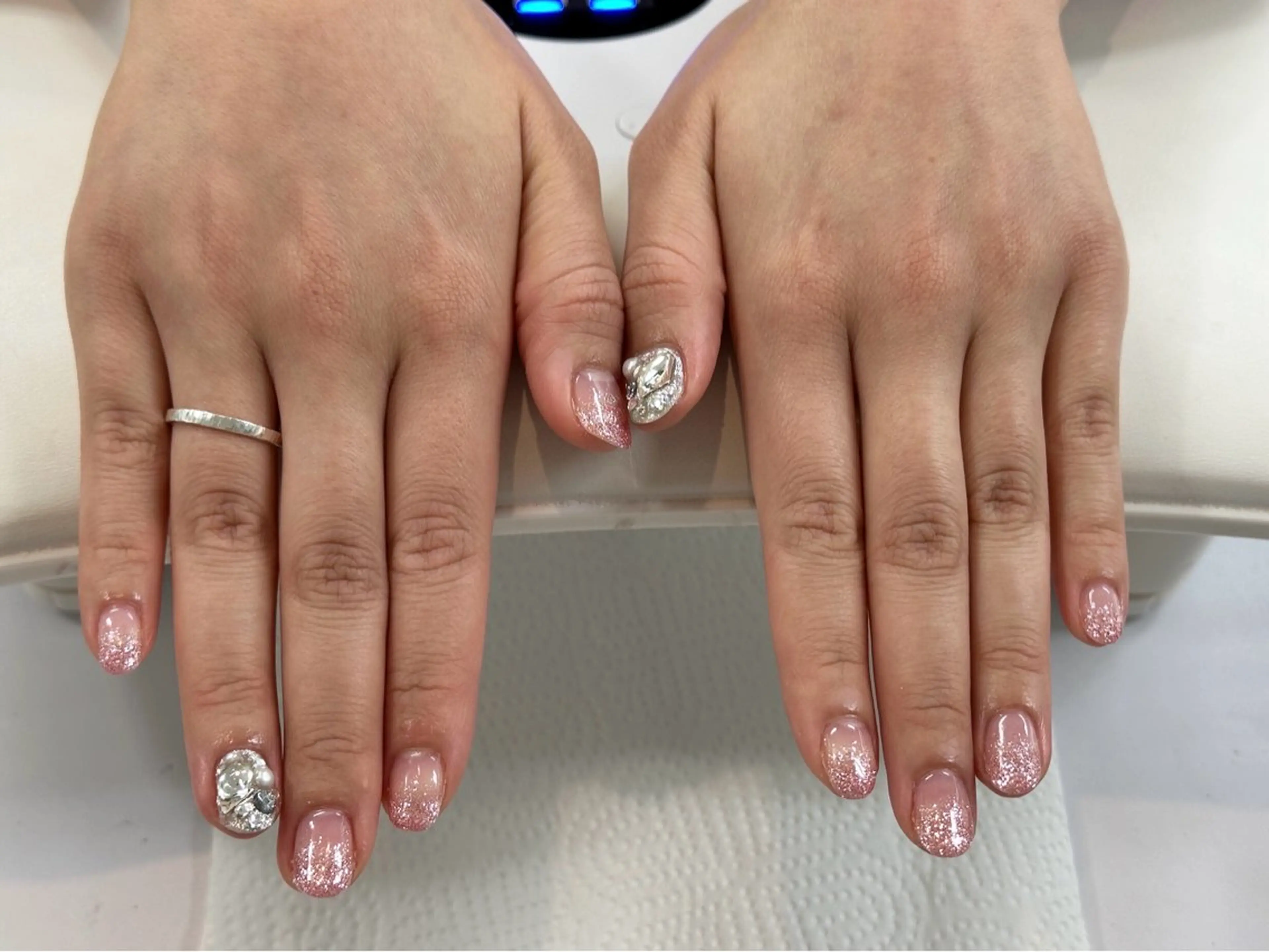 ネイル グラデーション ラメ(グリッター) ラメグラデーション プラスネイル銀座中央通り店所属・はちや ゆいなのネイルデザイン