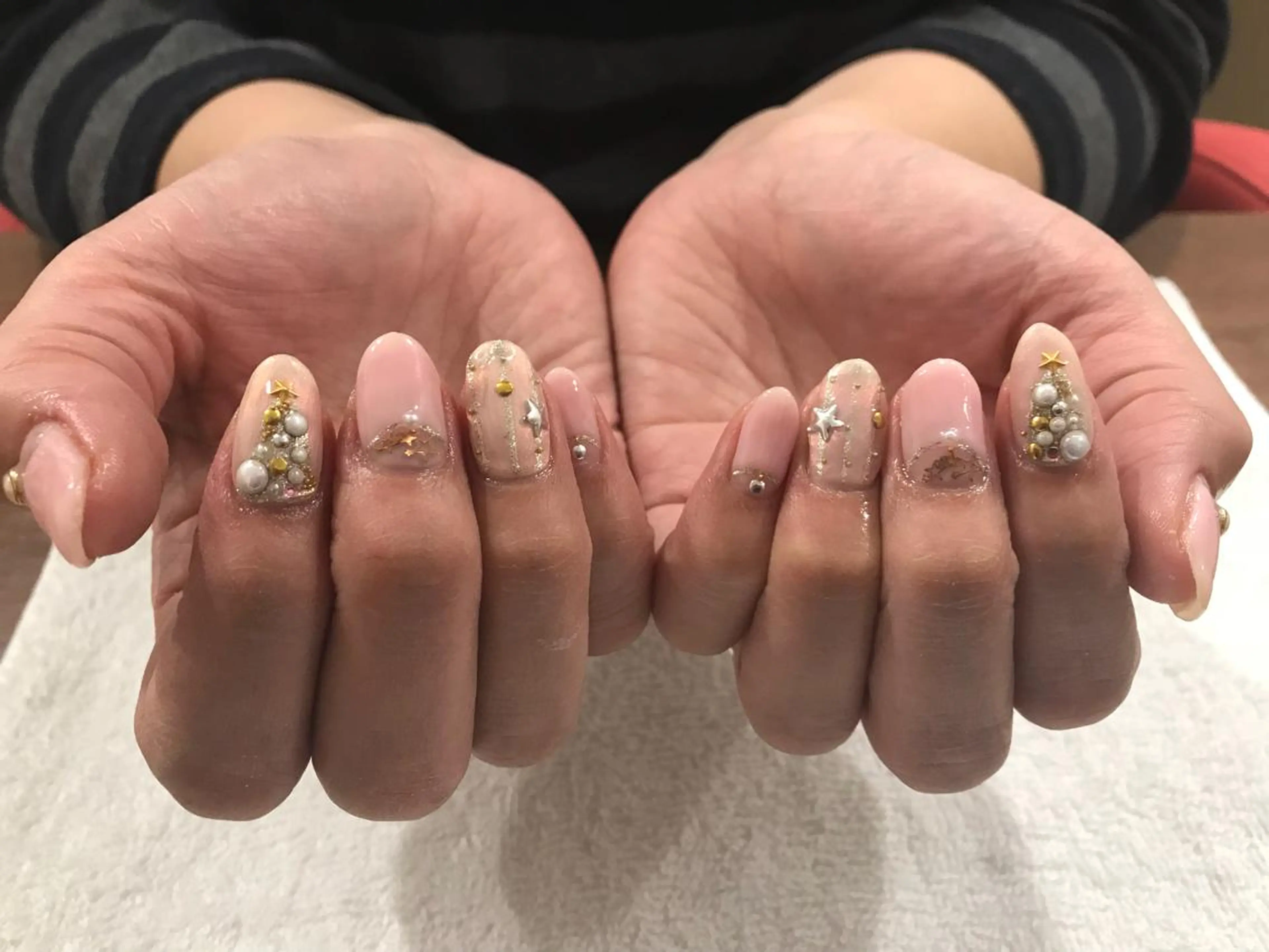 ネイル 冬ネイル クリスマス ハンドネイル cut studio g.(カット スタジオ ジー)所属・岡野 有花のヘアスタイル