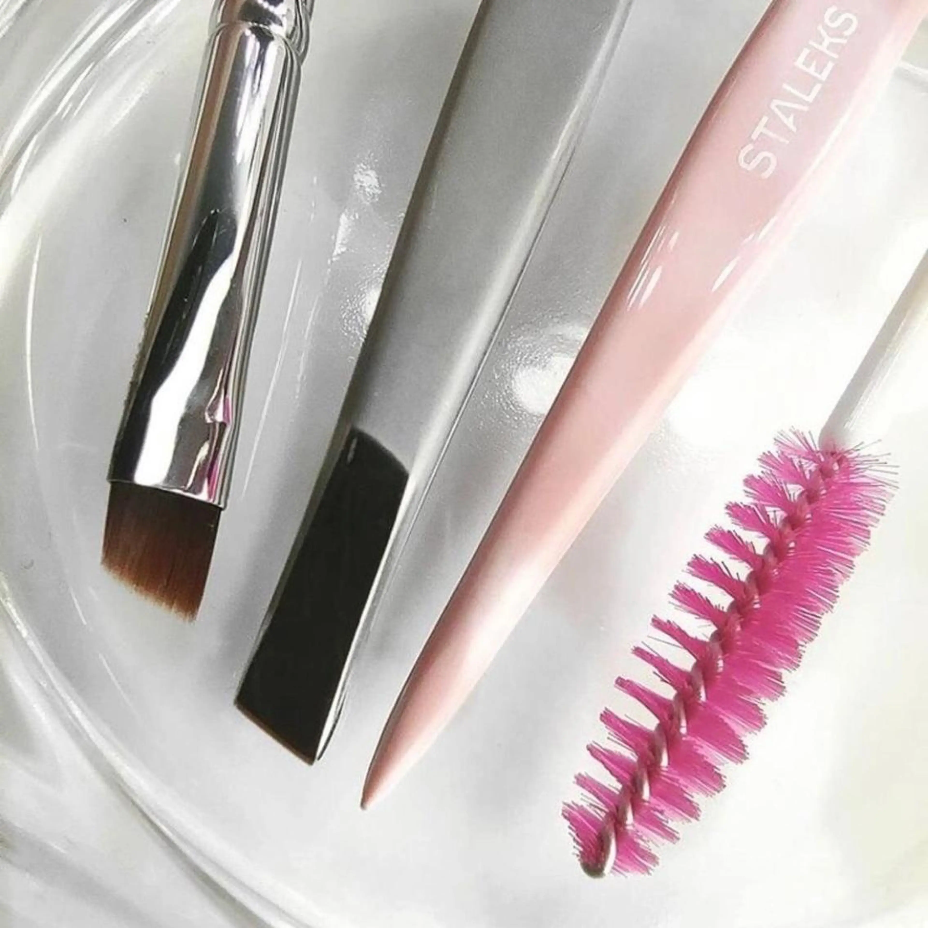 アイブロウ 眉毛ワックス脱毛 ワックス脱毛専門店 ICE北千住のエステ・リラクイメージ