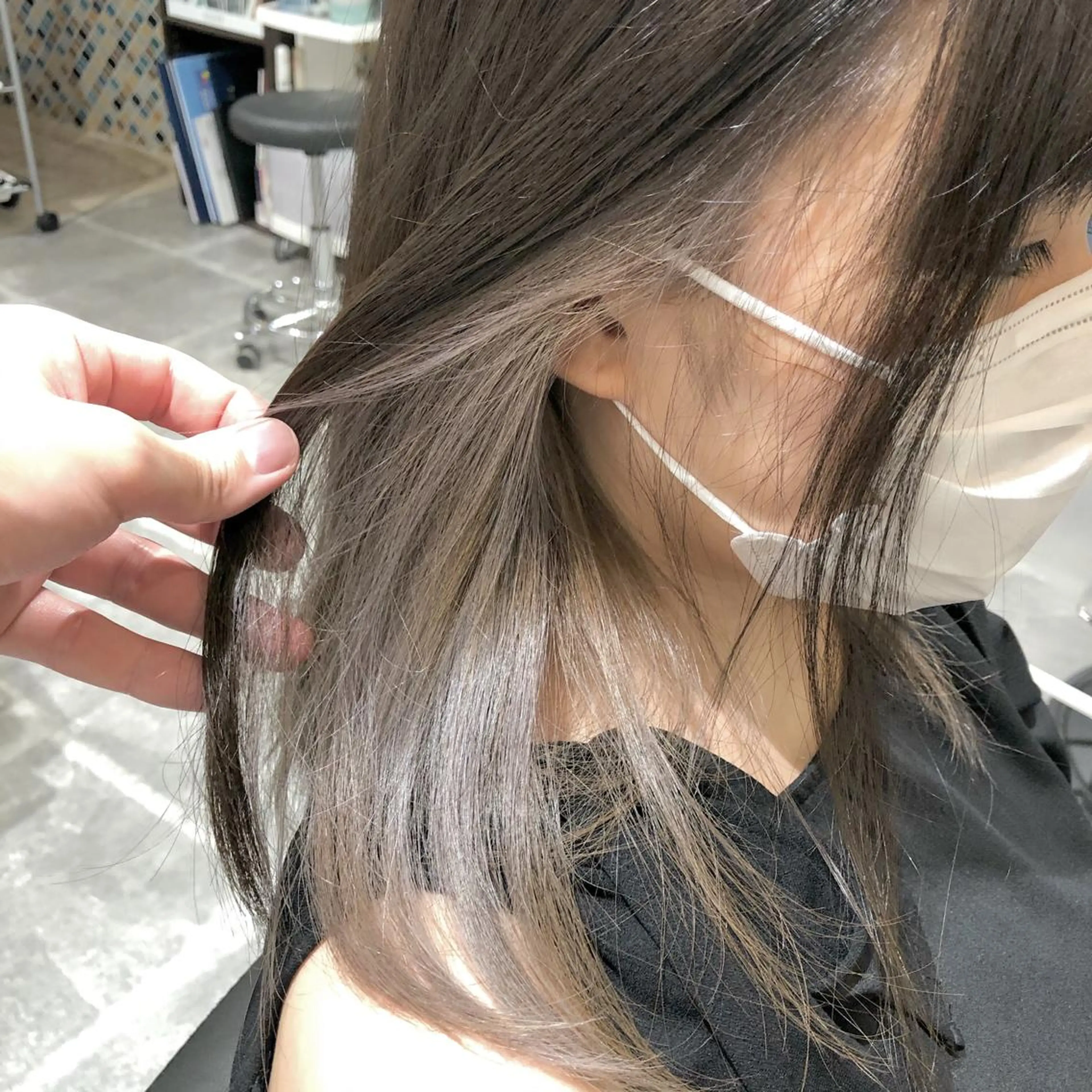 セミロング カラー ブリーチ シルバー しゅうさん🍝 麻田秀太郎のヘアスタイル