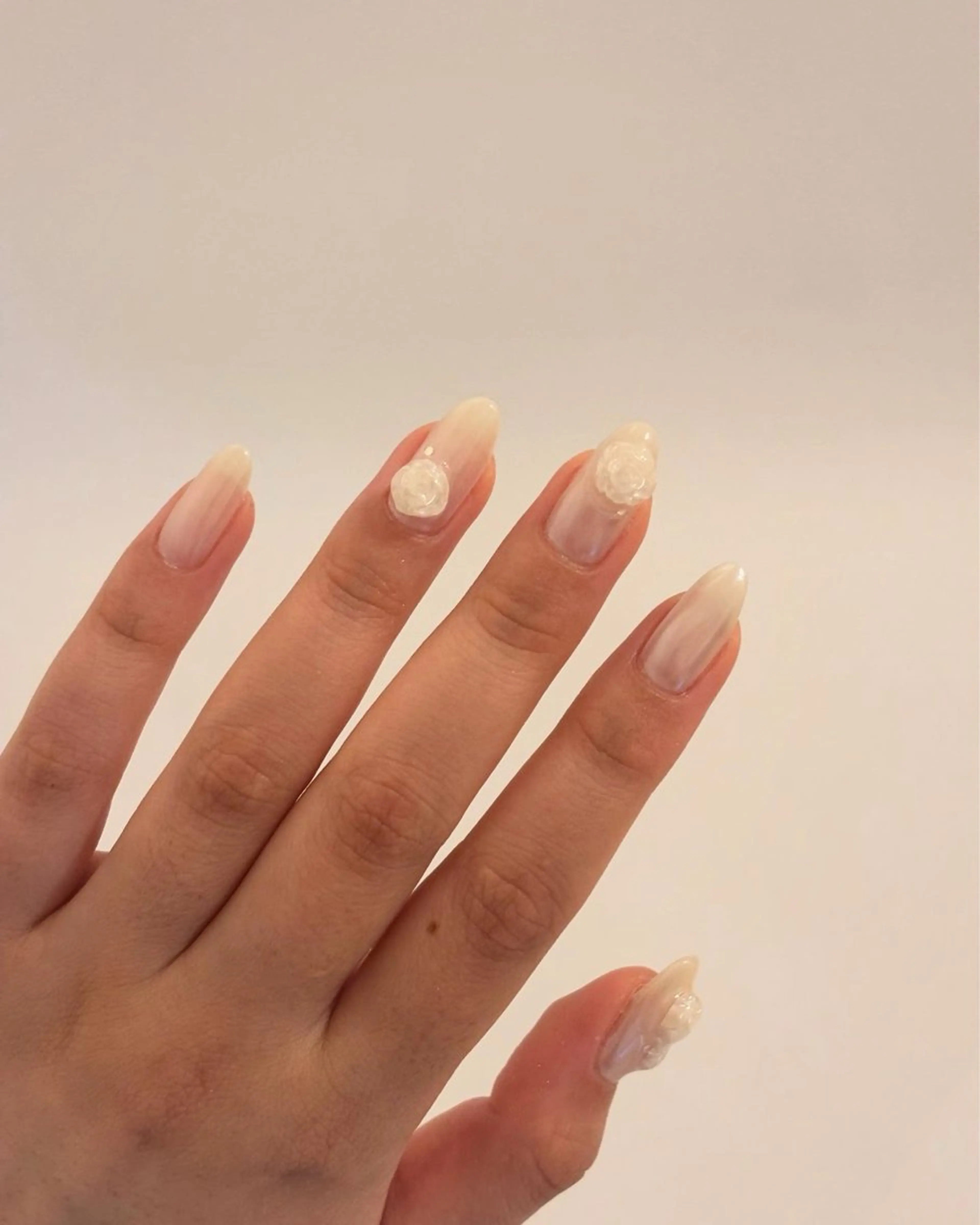 ネイル ミラーネイル ホワイト ハンドネイル Elio所属・Elio 国泰寺のネイルデザイン