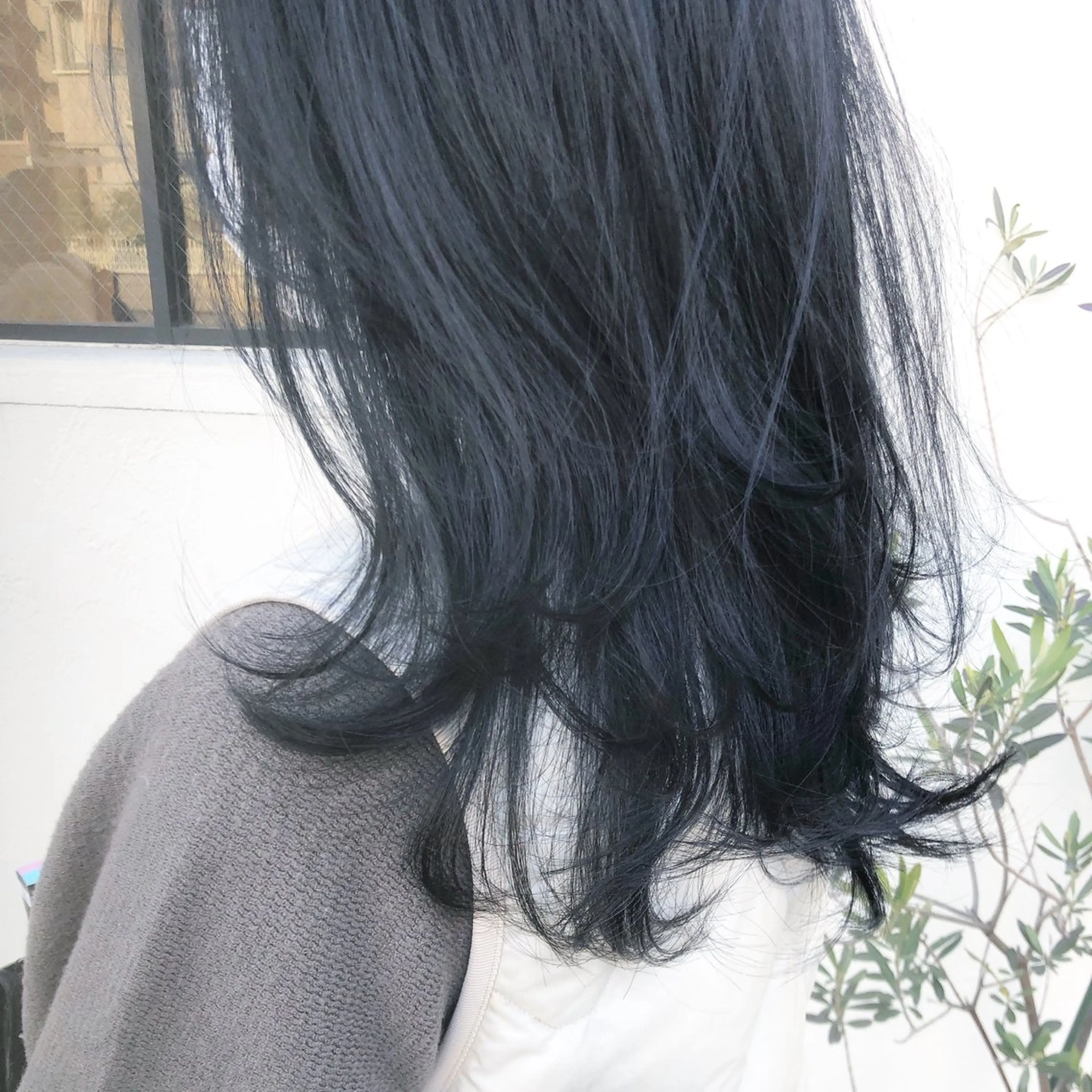 セミロング カラー パーマ ヘアアレンジ 黒髪 ブルーカラー ブルーブラック ブルーグレー ブルーグレージュ カット ヘアカラー トリートメント 【ツヤ髪美容師】 ツダケイスケのヘアスタイル