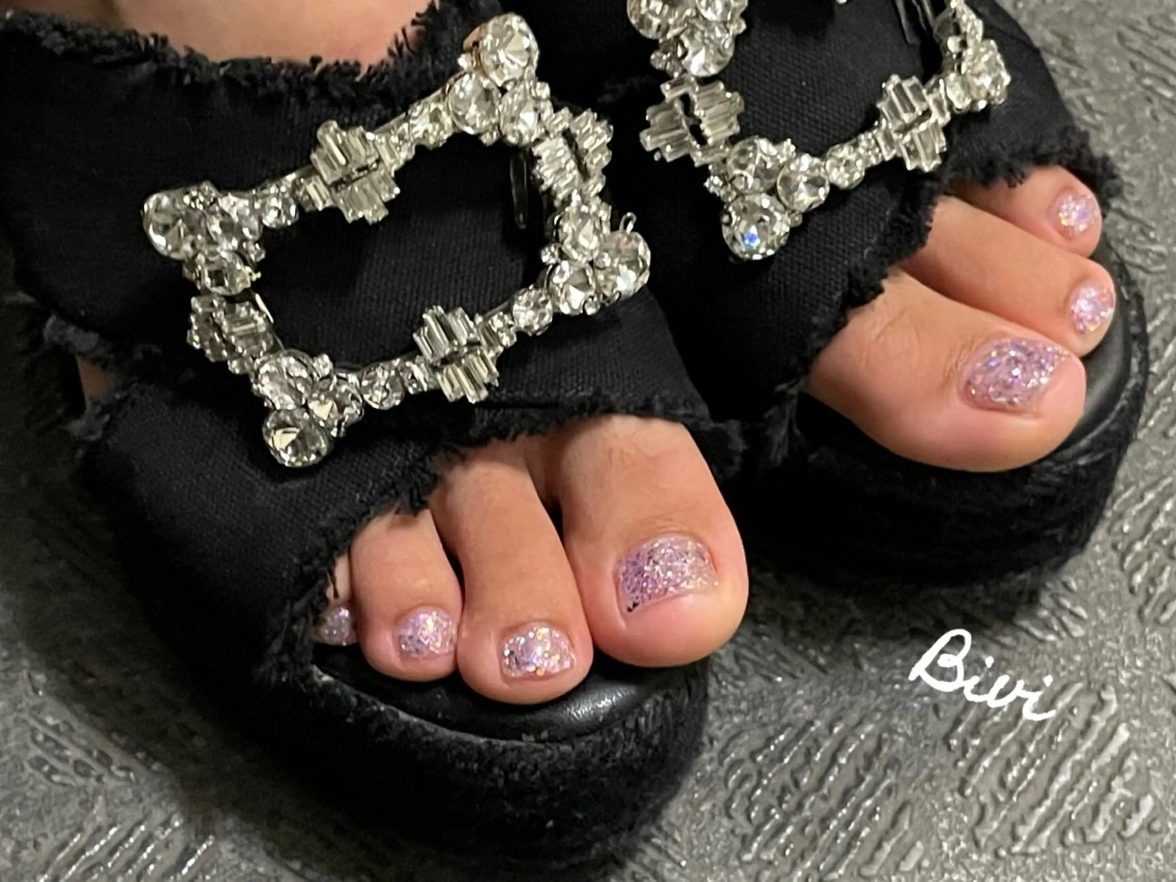 ネイル アートネイル フラッシュネイル フットネイル ラメ(グリッター) シルバー フットネイル ♡Bivi♡自爪に 優しいネイルサロンのネイルデザイン