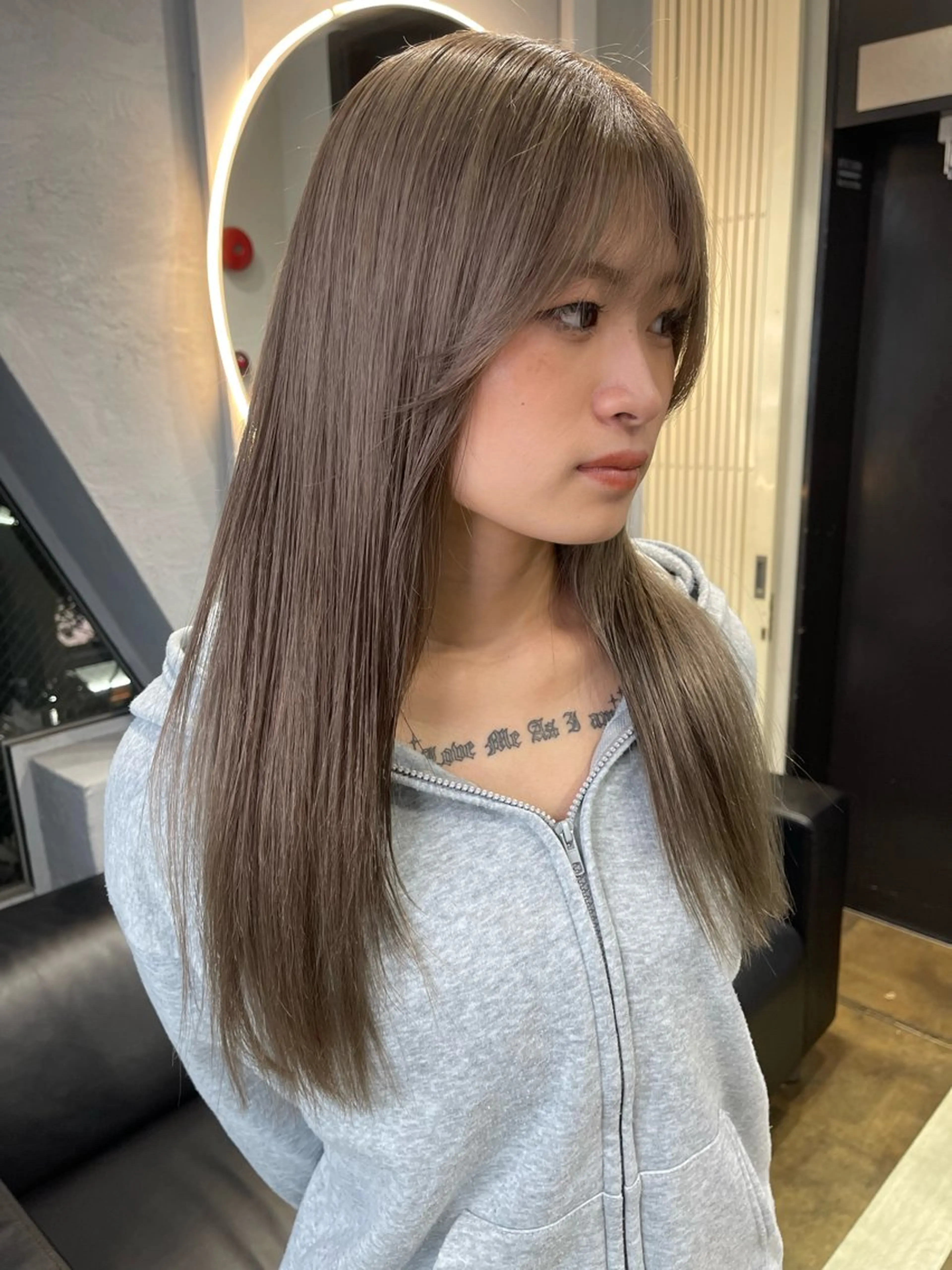 ロング カラー ブリーチ ケアブリーチ デザインカラー ダブルカラー イヤリングカラー ヘアカラー トリートメント TATSUブリーチ/ ミルクティーベージュのヘアスタイル