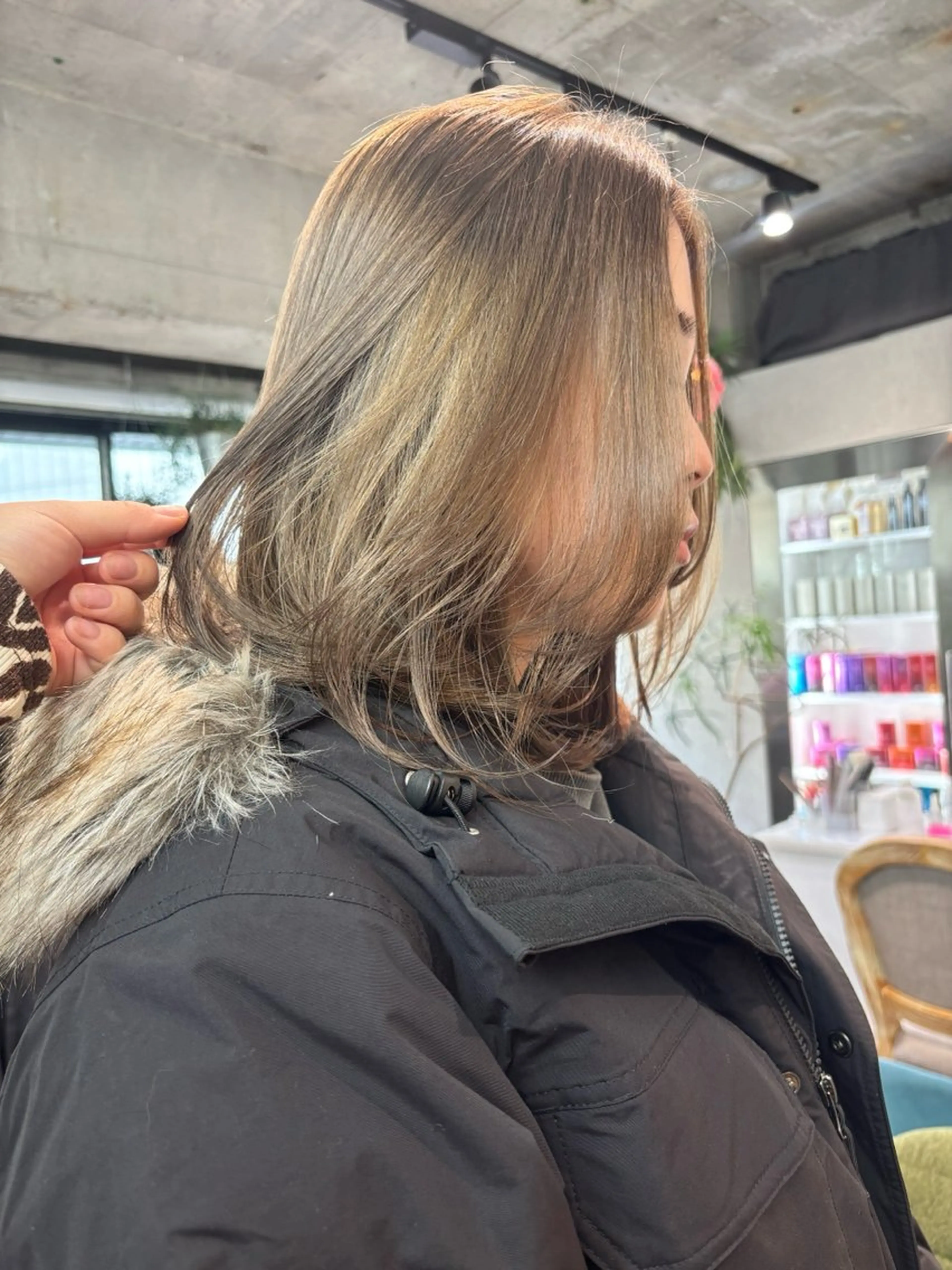 セミロング 切りっぱなしボブ ボブ くせ毛 顔まわりレイヤー 顔周りカット ヘアカラー iona/ハイトーン /ネイルのネイルデザイン