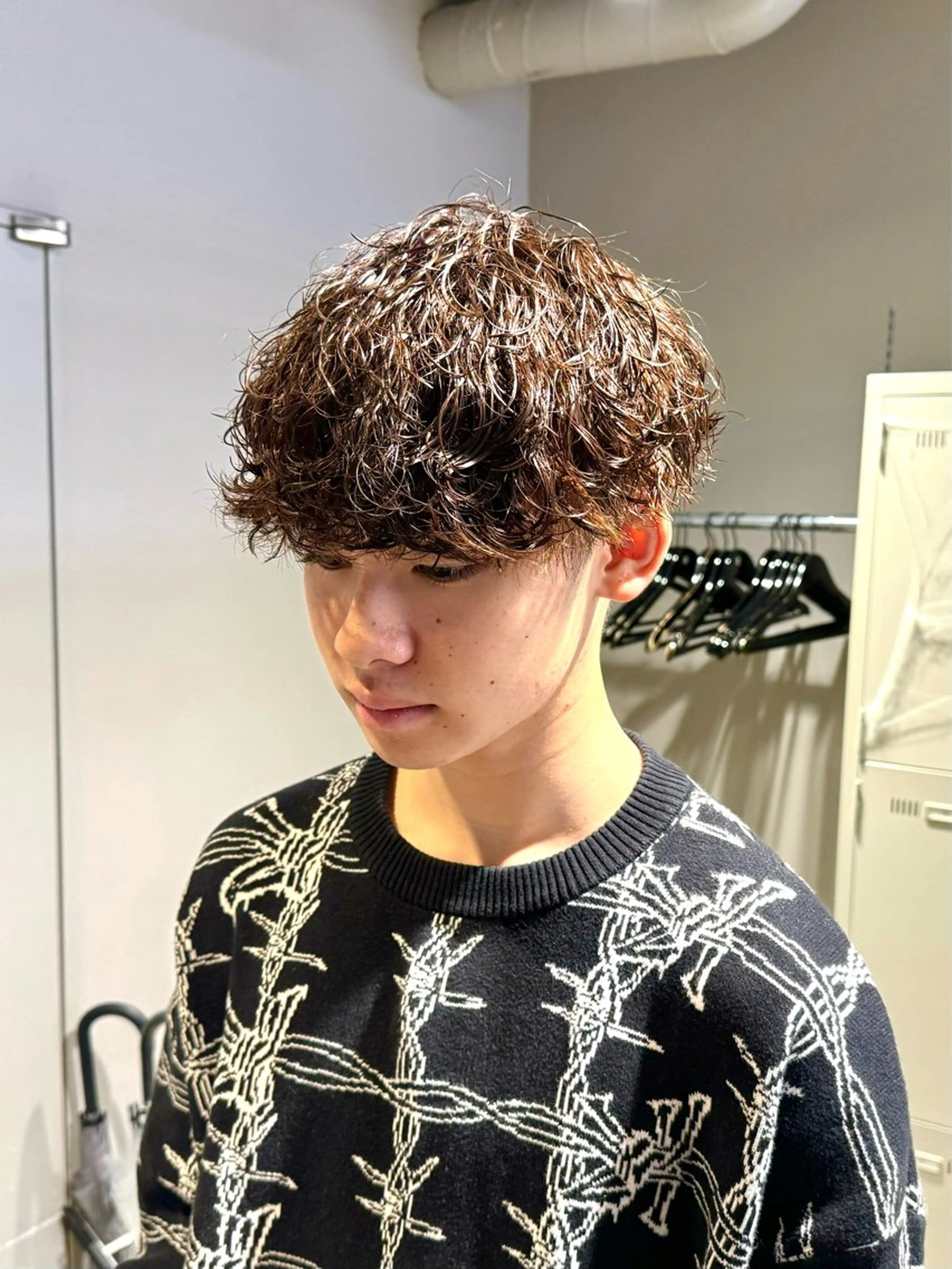 ミディアム パーマ ヘアアレンジ メンズ ミディアムパーマ メンズパーマ 波巻きパーマ カット パーマ トリートメント ヘッドスパ ヘアセット 顔まわりカット の達人のヘアスタイル