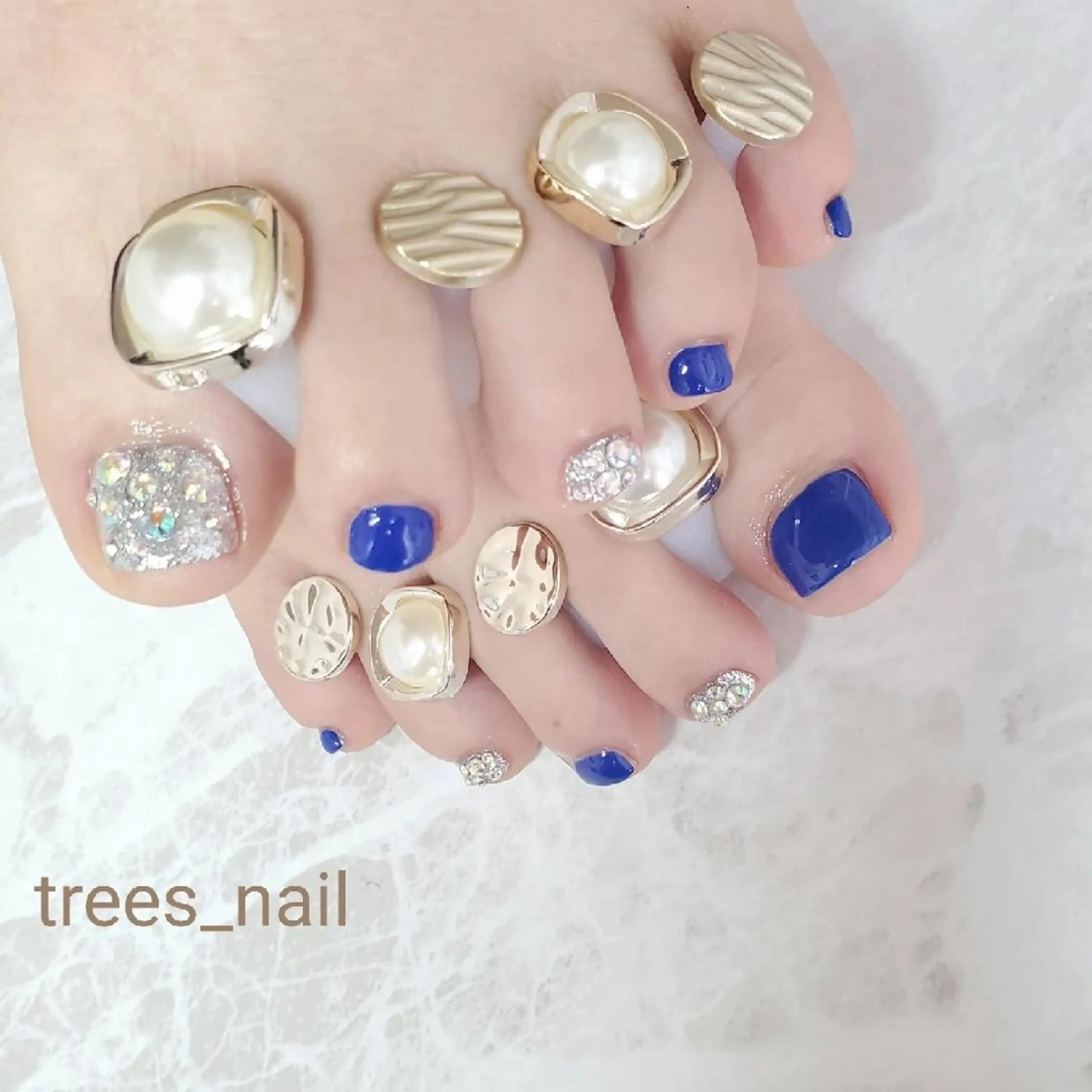 ネイル ブルー フットネイル ジェルネイル ラメ(グリッター) シルバー ハンドネイル フットネイル trees_ nailのネイルデザイン