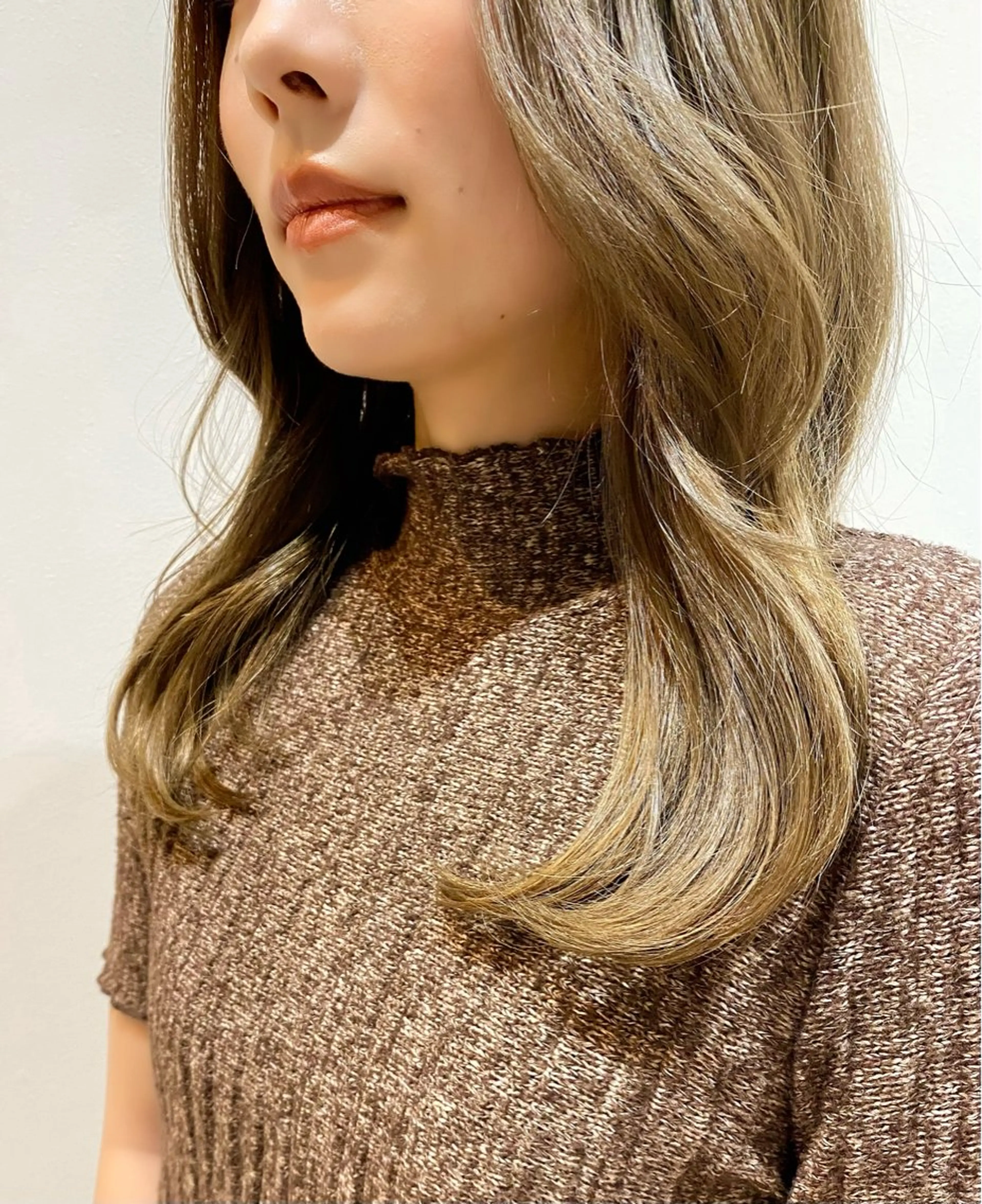 セミロング カラー バレイヤージュ グレージュ くびれヘア レイヤーカット 外ハネヘア カット ヘアカラー トリートメント ♡オシャ髪♡AI ✂️newi町田のヘアスタイル