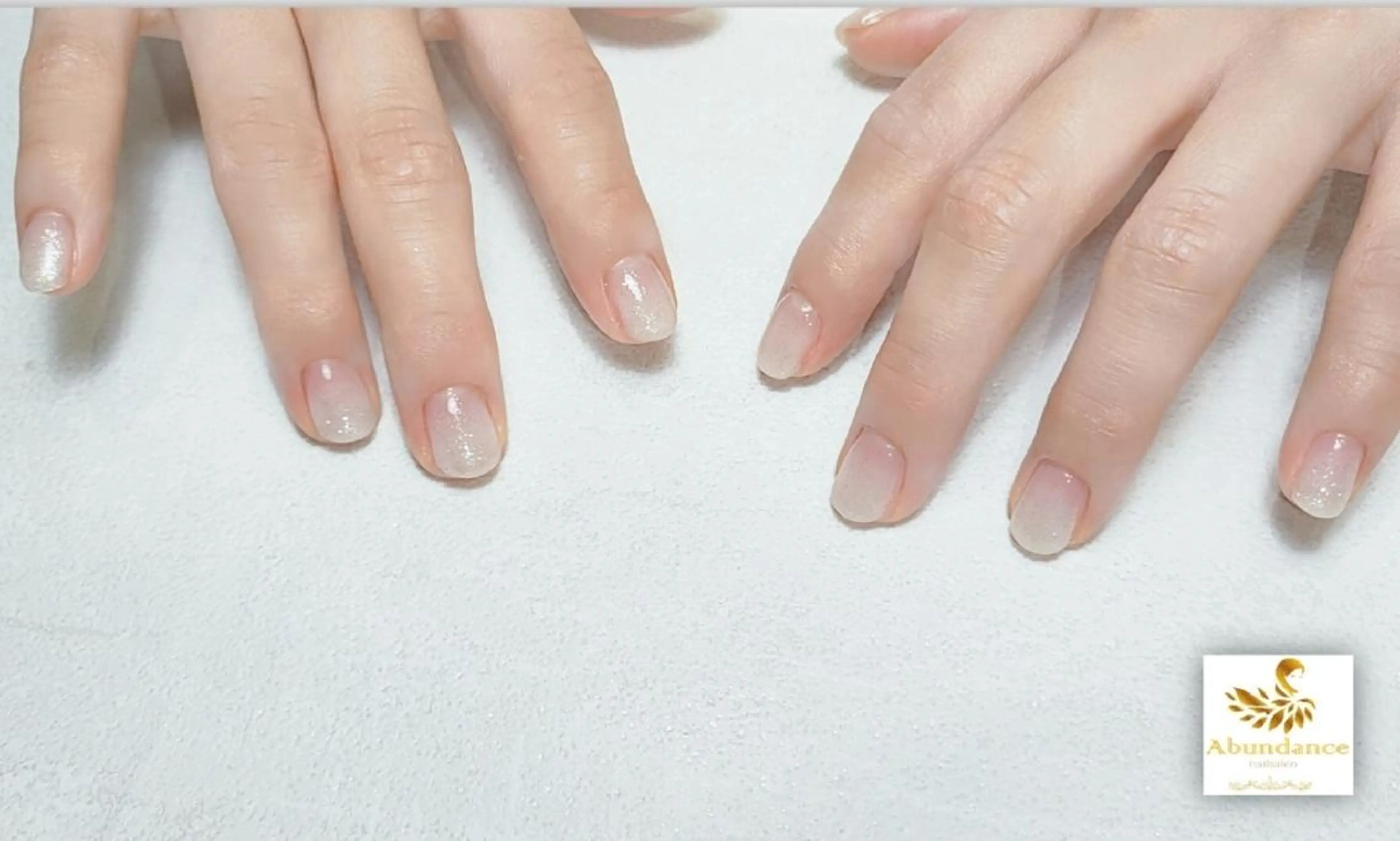 ショート ネイル グラデーション ラメ(グリッター) ホワイト ハンドネイル 完全予約制個室サロン Abundancesのネイルデザイン