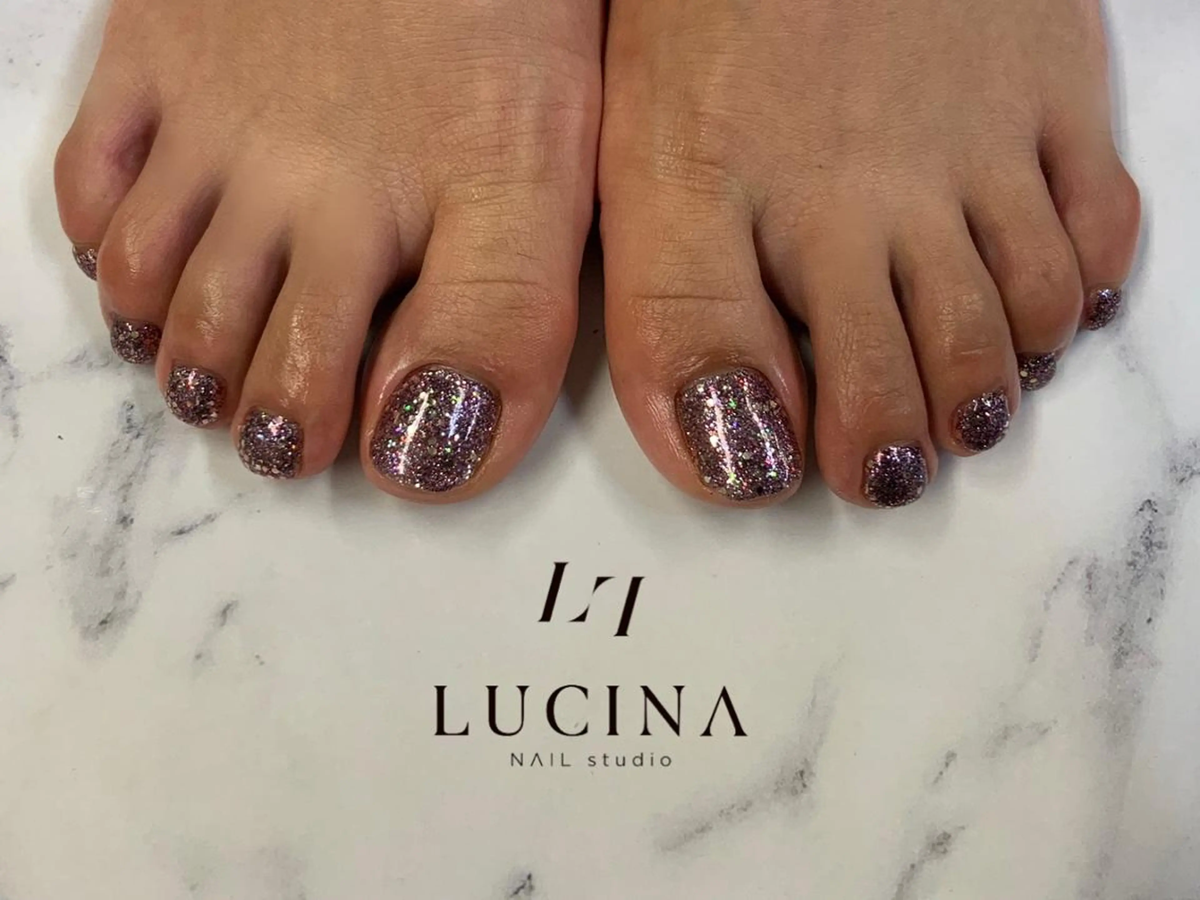 ネイル フットネイル ジェルネイル ラメ(グリッター) パラジェル 夏ネイル 新橋 ルキナ スタッフのネイルデザイン