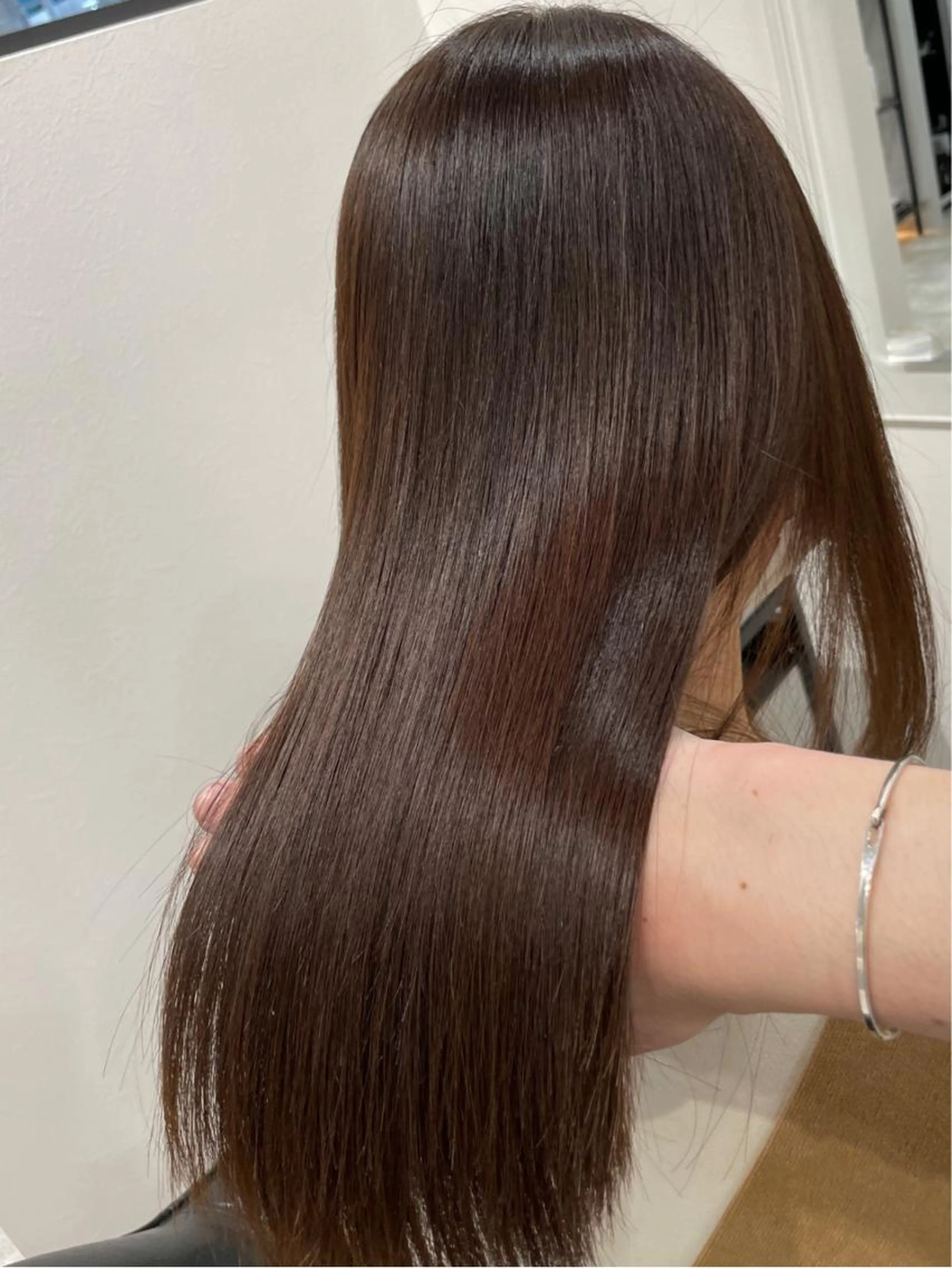 憧れの艶髪ストレート+デザインカット+3ステップトリートメントの写真