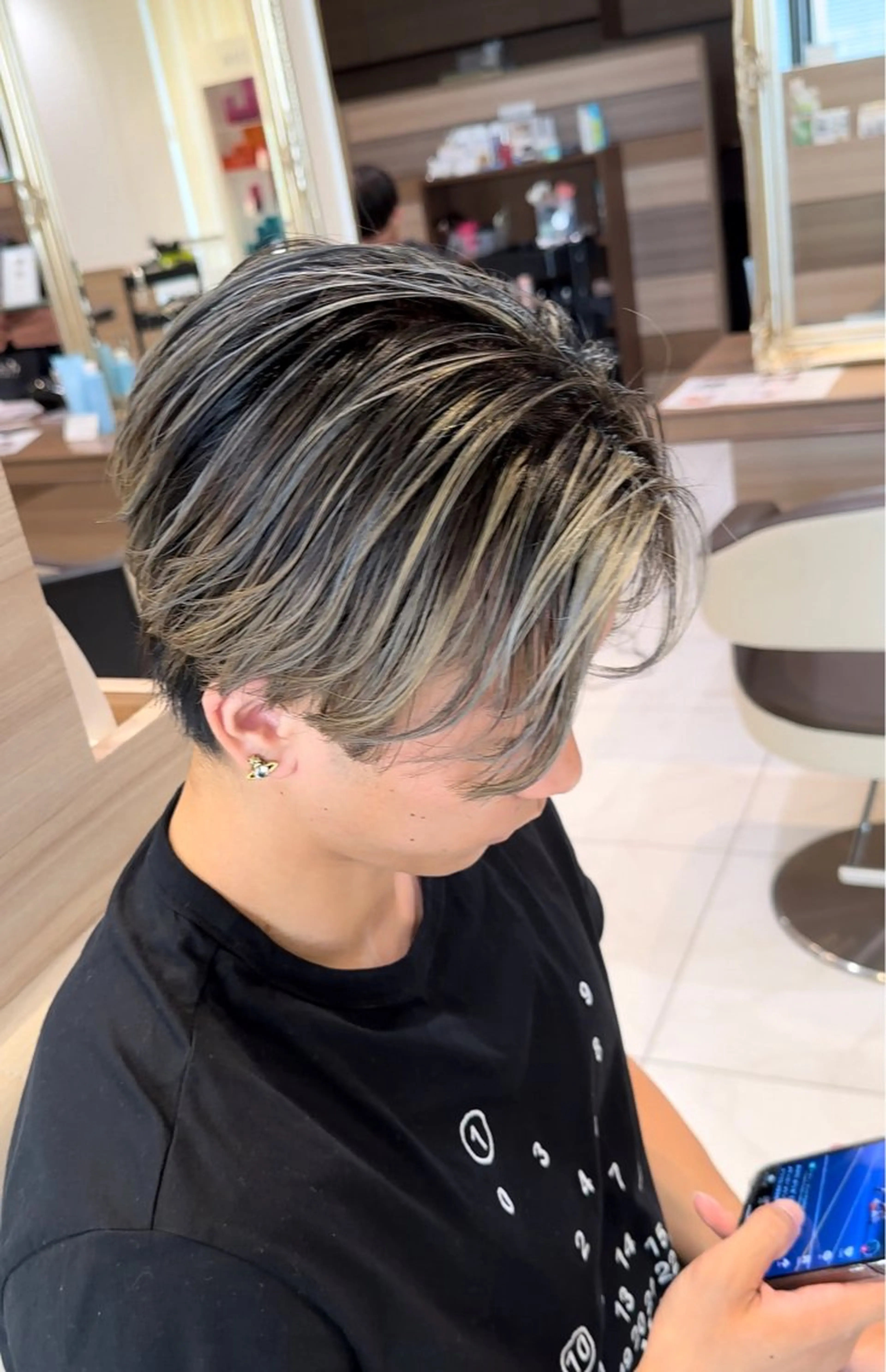 カラー メンズ メンズバレイヤージュ バレイヤージュ ベージュカラー シルバー シルバーベージュ カット ヘアカラー IwAsh中山所属・✂︎中山ブリーチ・ パーマ✂︎露木智也のヘアスタイル
