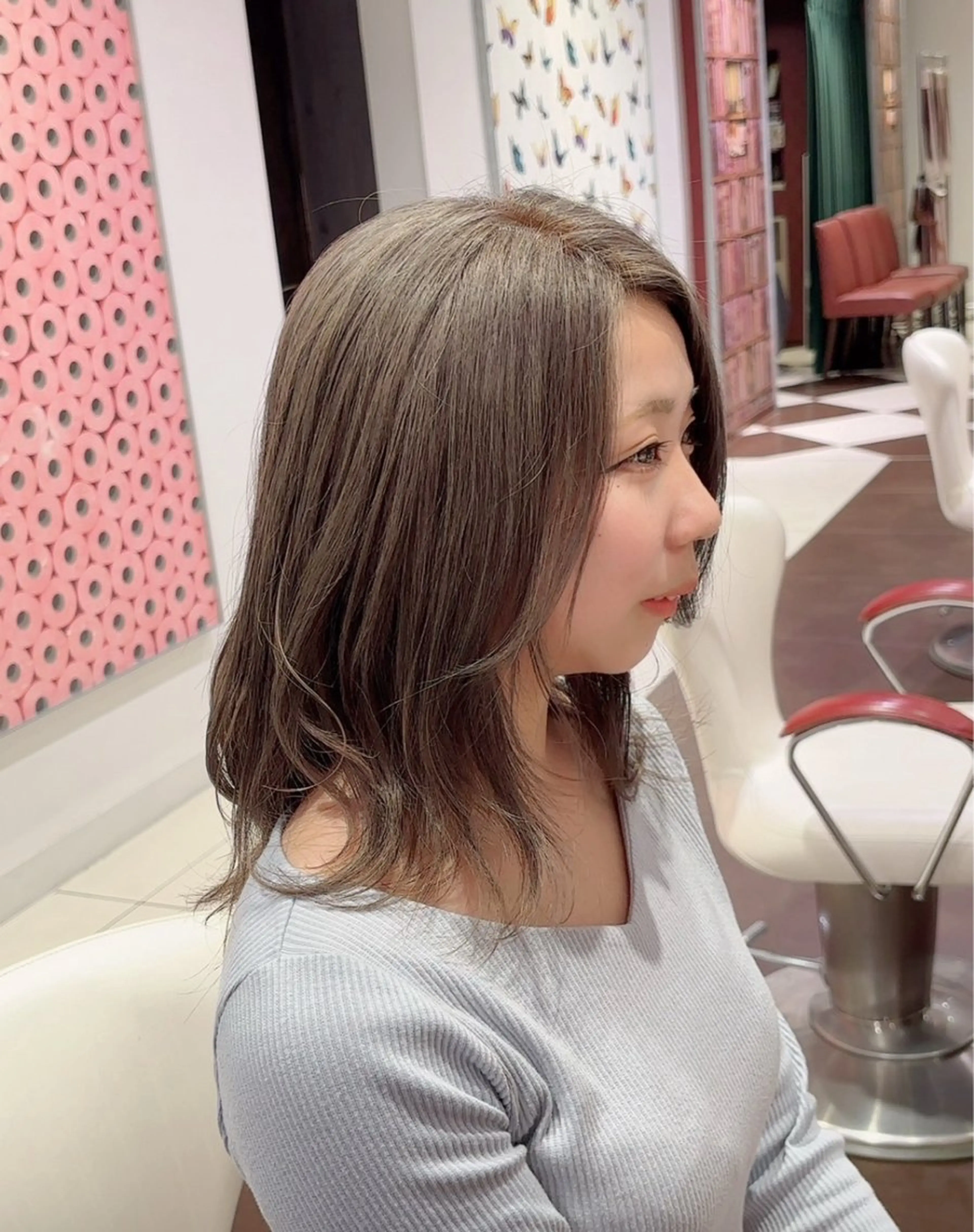 ミディアム カラー グレージュ 渡部 優衣のヘアスタイル