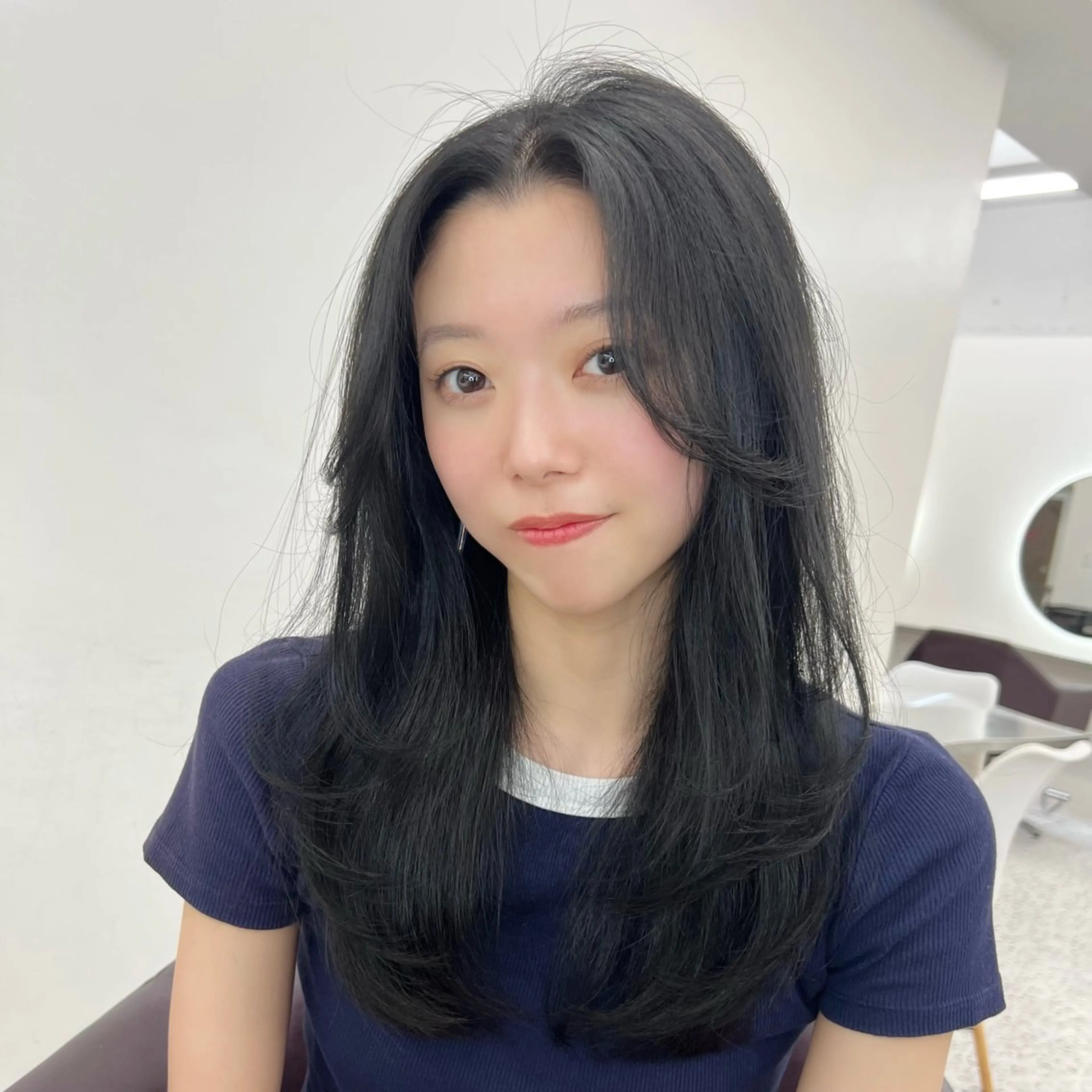 セミロング カラー 黒髪 ブルーカラー ブルーブラック カット ヘアカラー トリートメント ヘアセット 韓国ヘア/ベージュ カラー🤍yukaのヘアスタイル